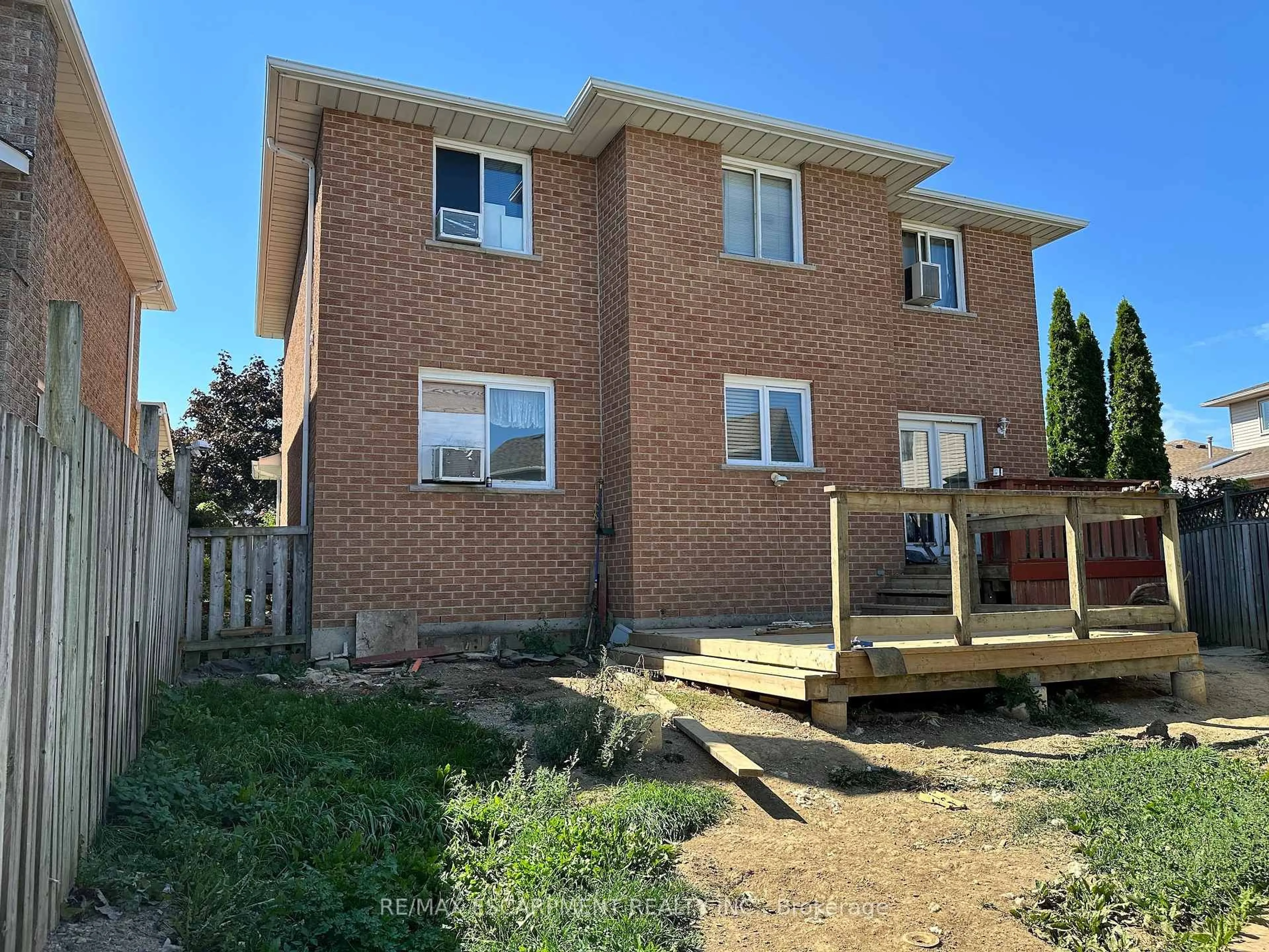 A pic from outside/outdoor area/front of a property/back of a property/a pic from drone, building for 11 Trieste Pl, Hamilton Ontario L9B 2C3