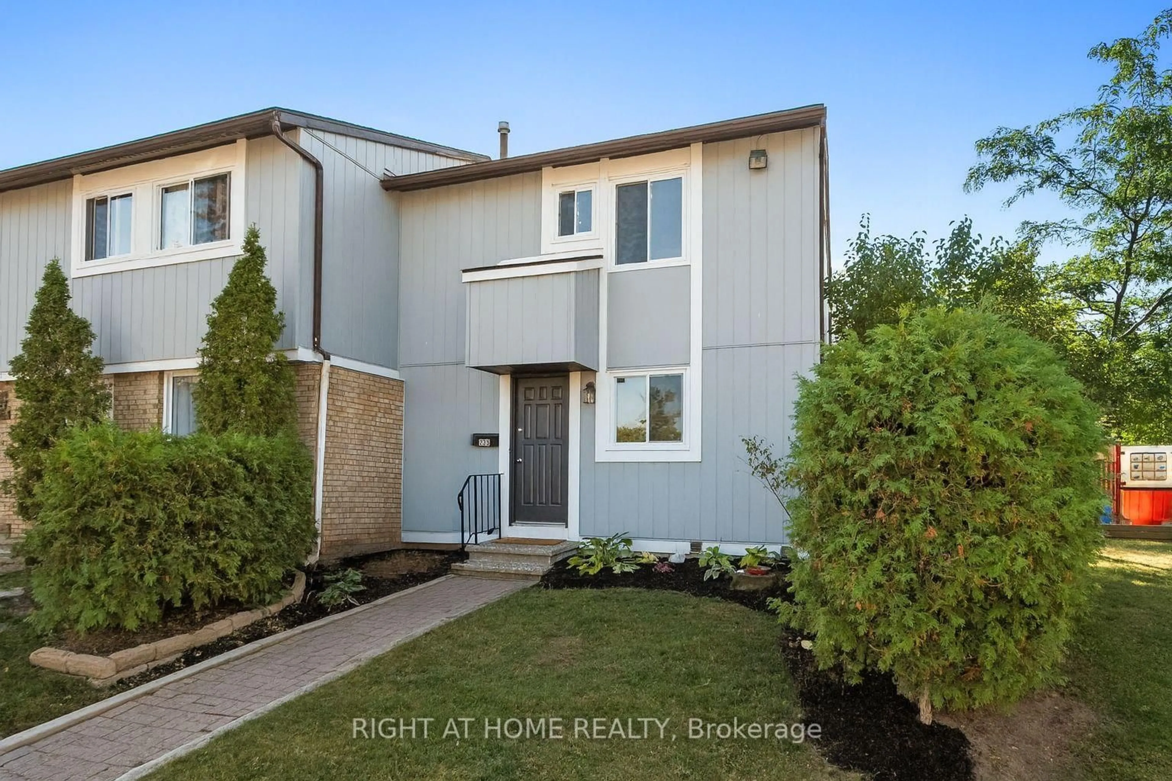A pic from outside/outdoor area/front of a property/back of a property/a pic from drone, street for 235 THISTLEDOWN Crt, Ottawa Ontario K2J 1N1