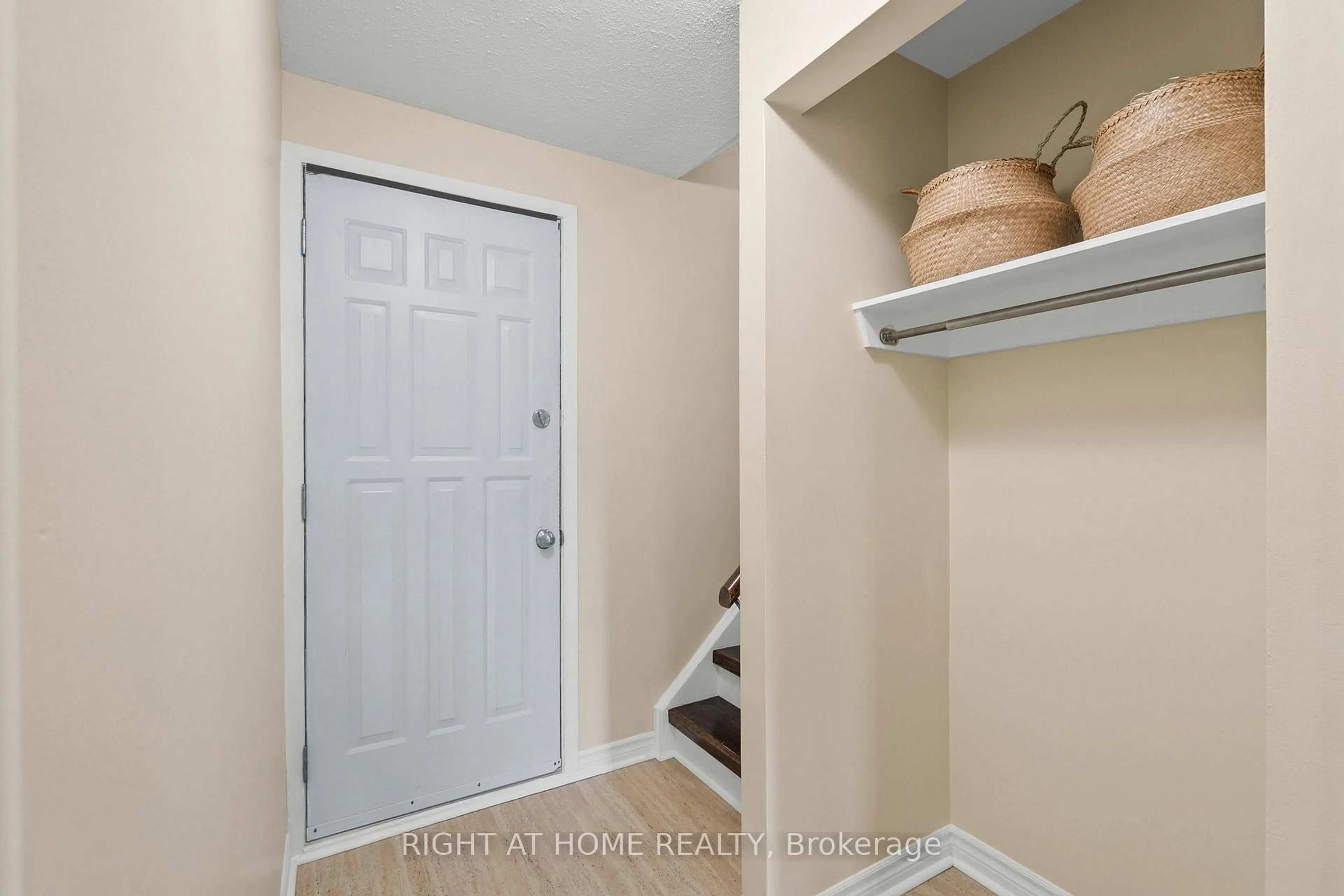Indoor entryway for 235 THISTLEDOWN Crt, Ottawa Ontario K2J 1N1
