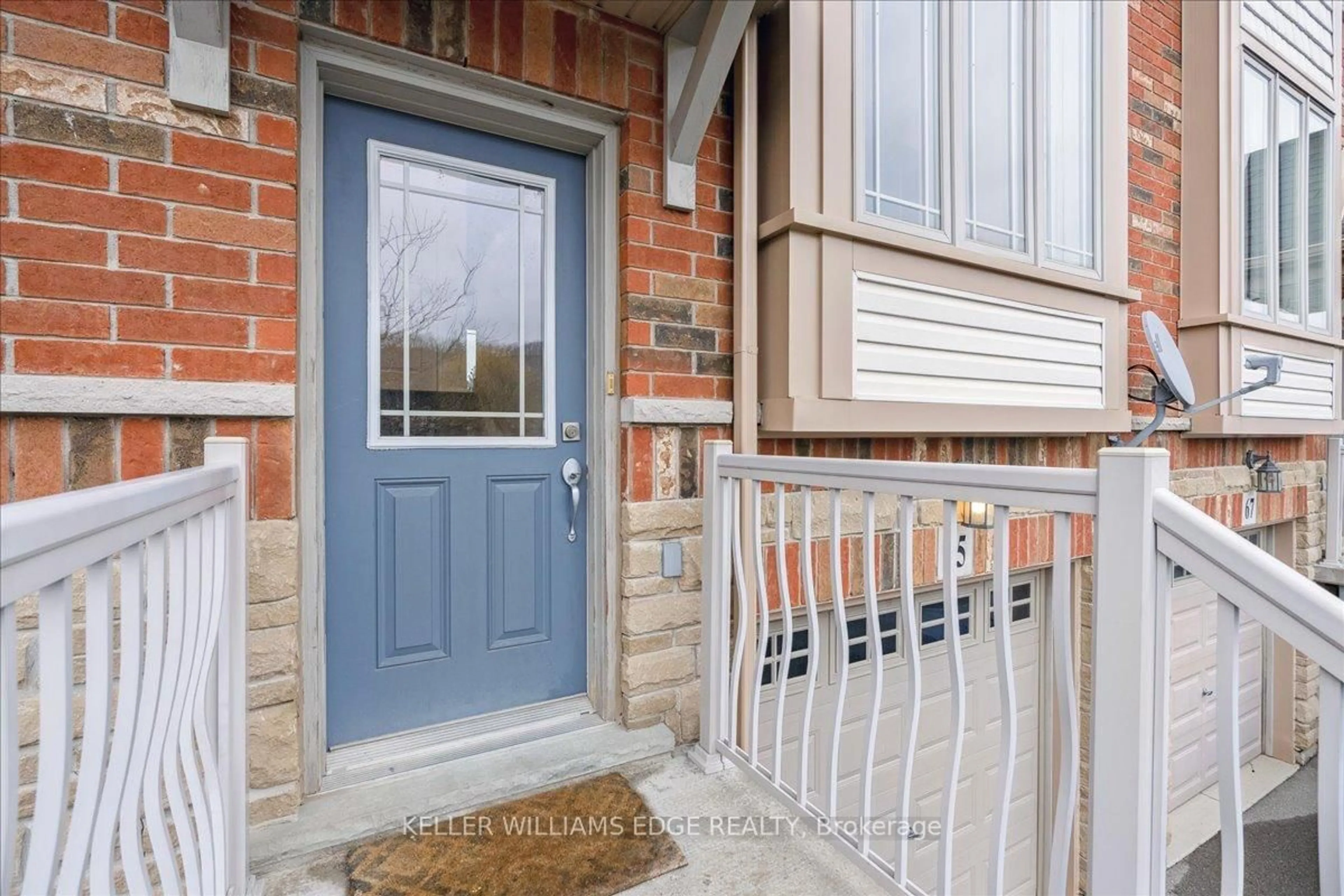 Indoor entryway for 65 Willow Lane, Grimsby Ontario L3M 0B2