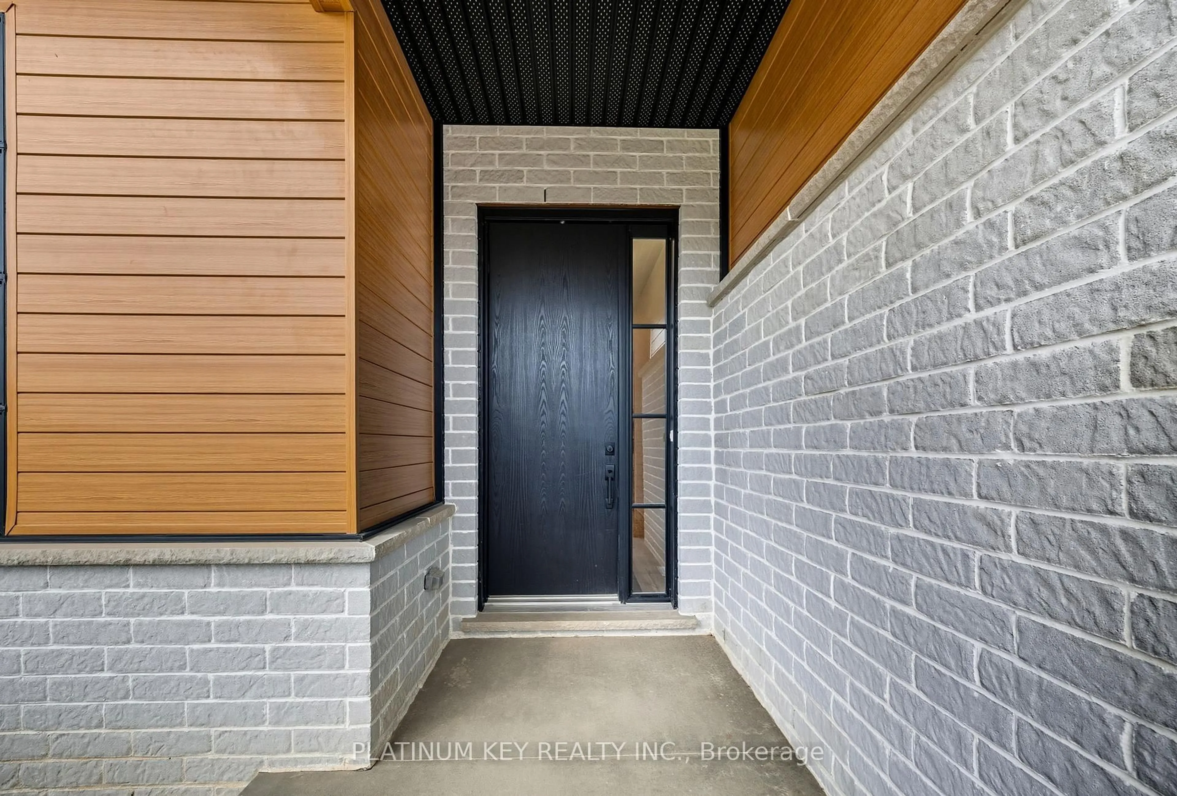 Indoor entryway for 32 BRISCOE Cres, Strathroy-Caradoc Ontario N7G 4E2