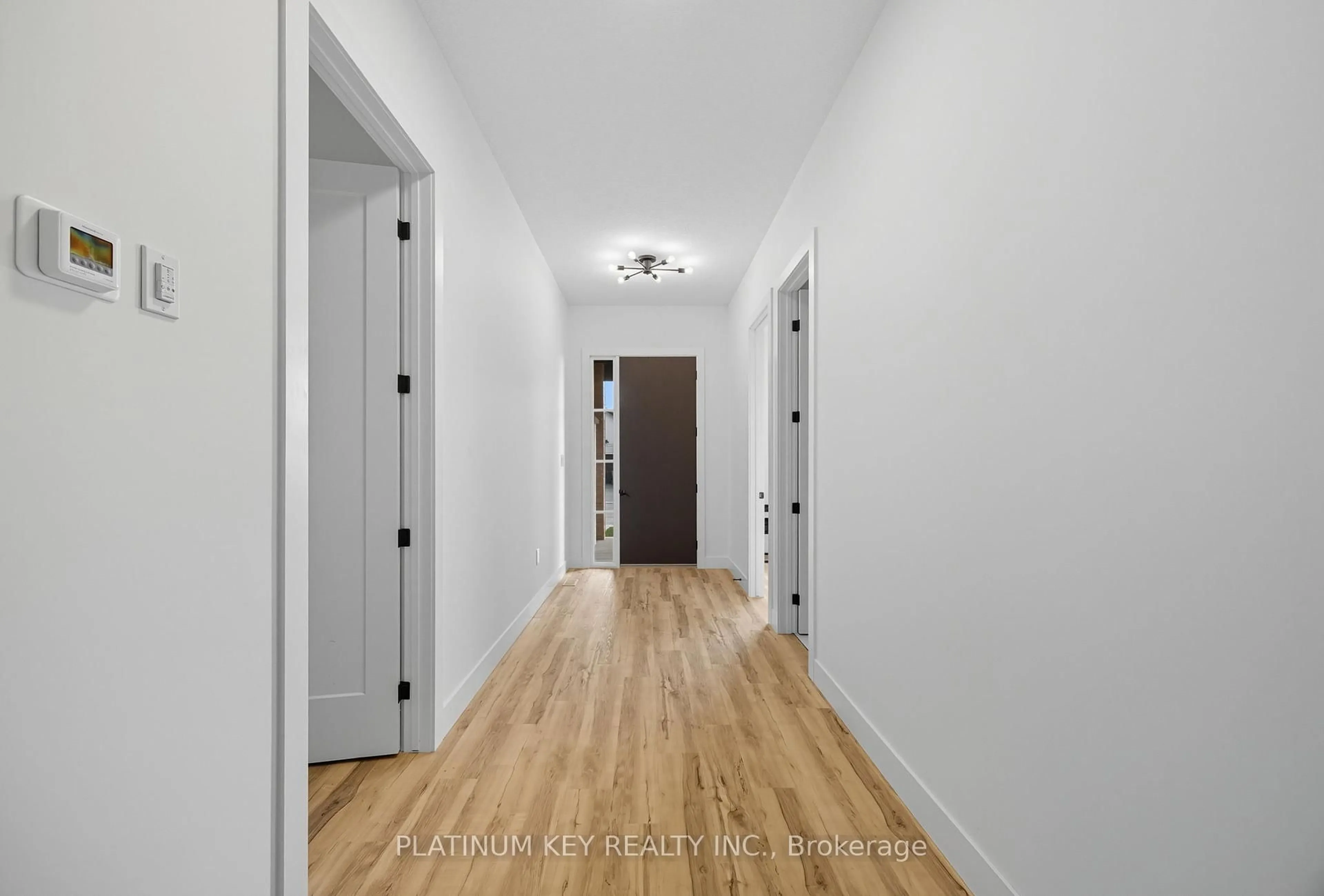 Indoor entryway for 32 BRISCOE Cres, Strathroy-Caradoc Ontario N7G 4E2