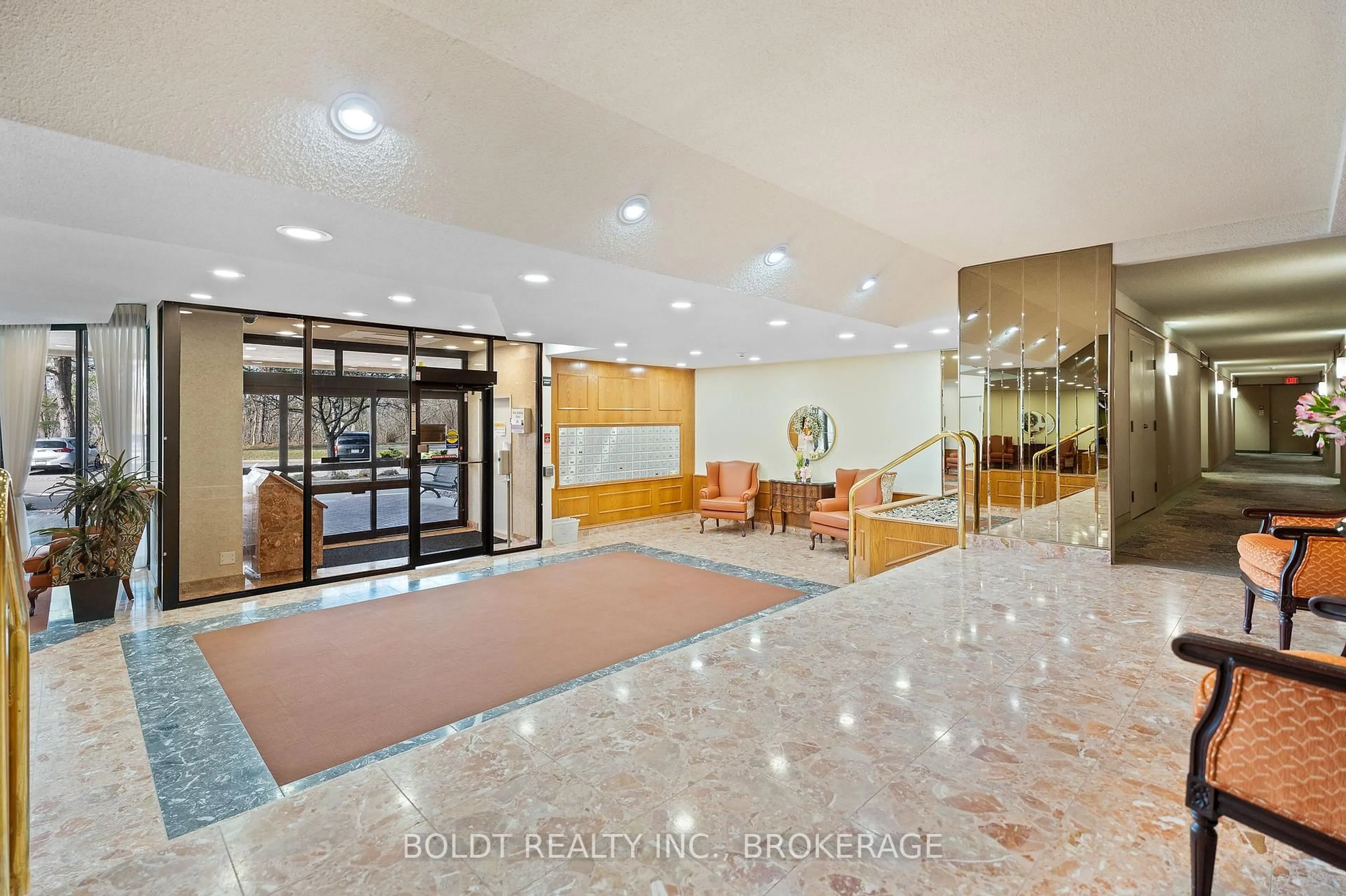 Indoor foyer for 3 Towering Heights Blvd #501, St. Catharines Ontario L2T 4A4