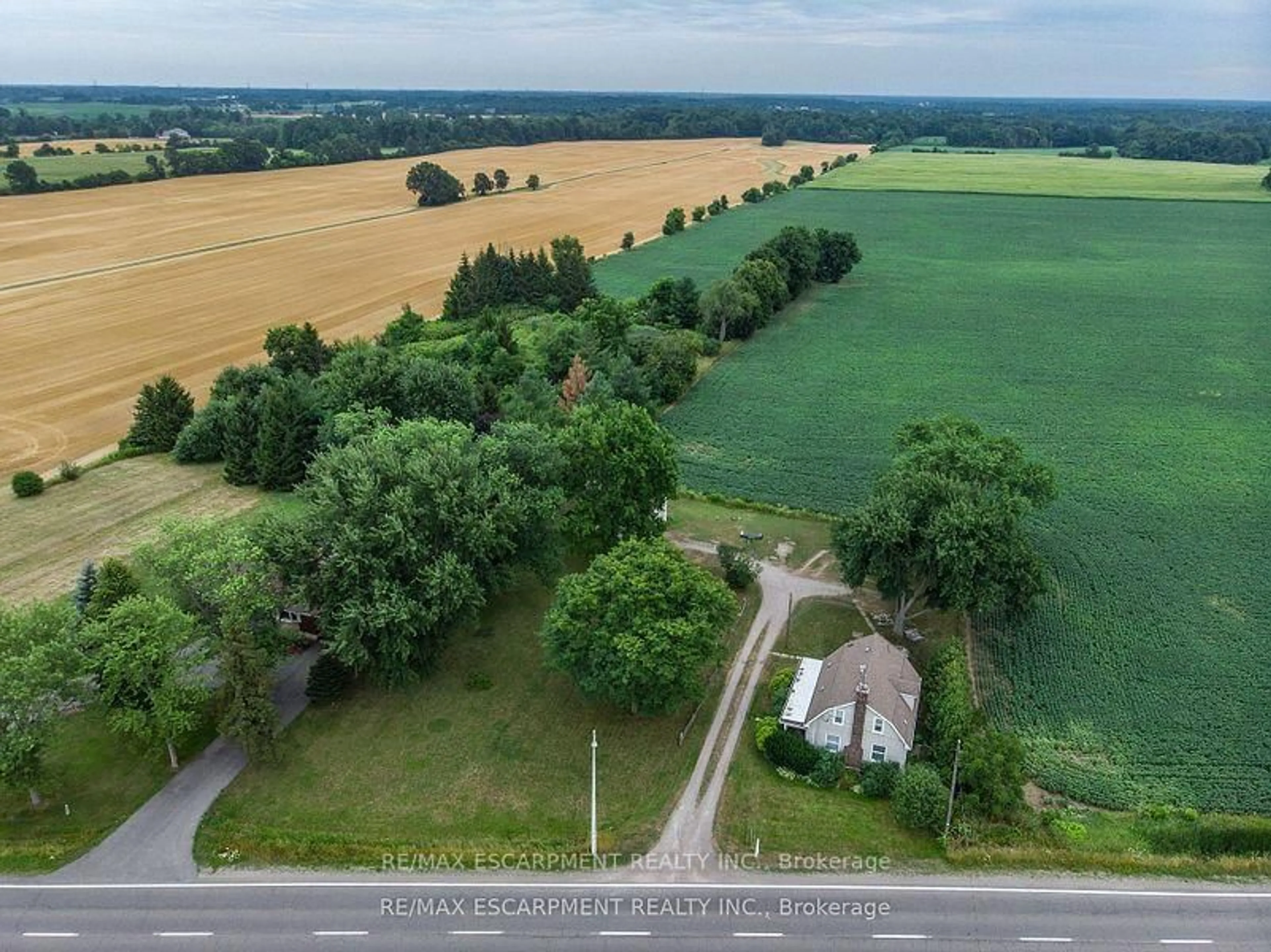 A pic from outside/outdoor area/front of a property/back of a property/a pic from drone, unknown for 2546 WILSON St, Hamilton Ontario L0R 1A0
