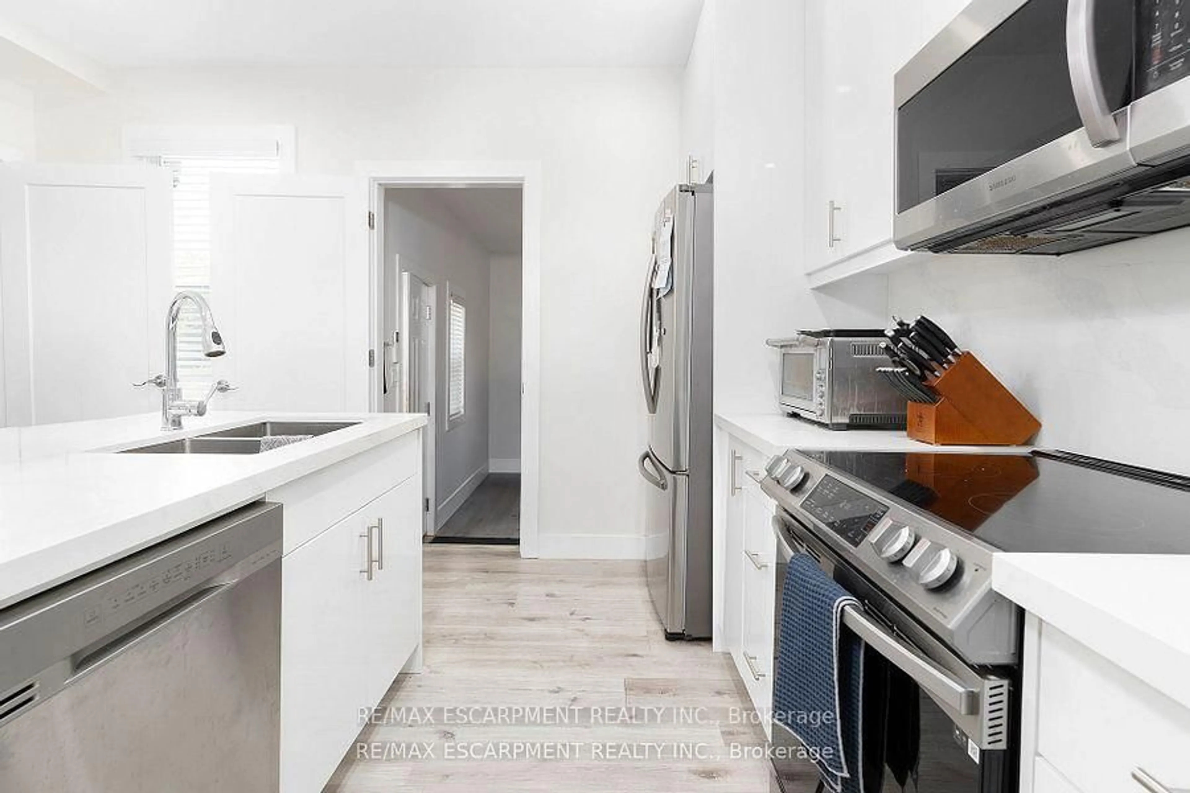 Standard kitchen, unknown for 2546 WILSON St, Hamilton Ontario L0R 1A0