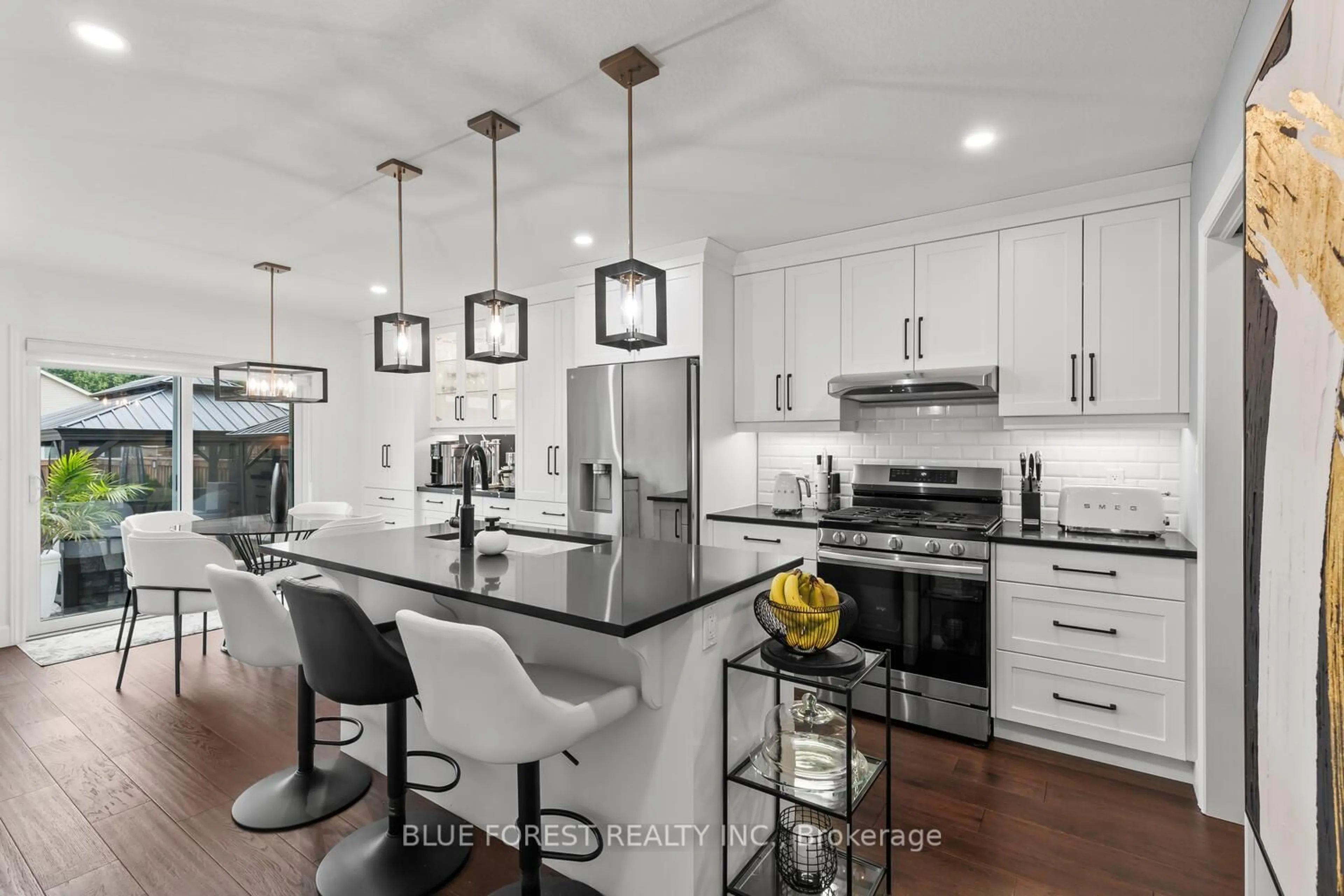 Open concept kitchen, ceramic/tile floor for 28 Weir Cres, St. Thomas Ontario N5R 0L7