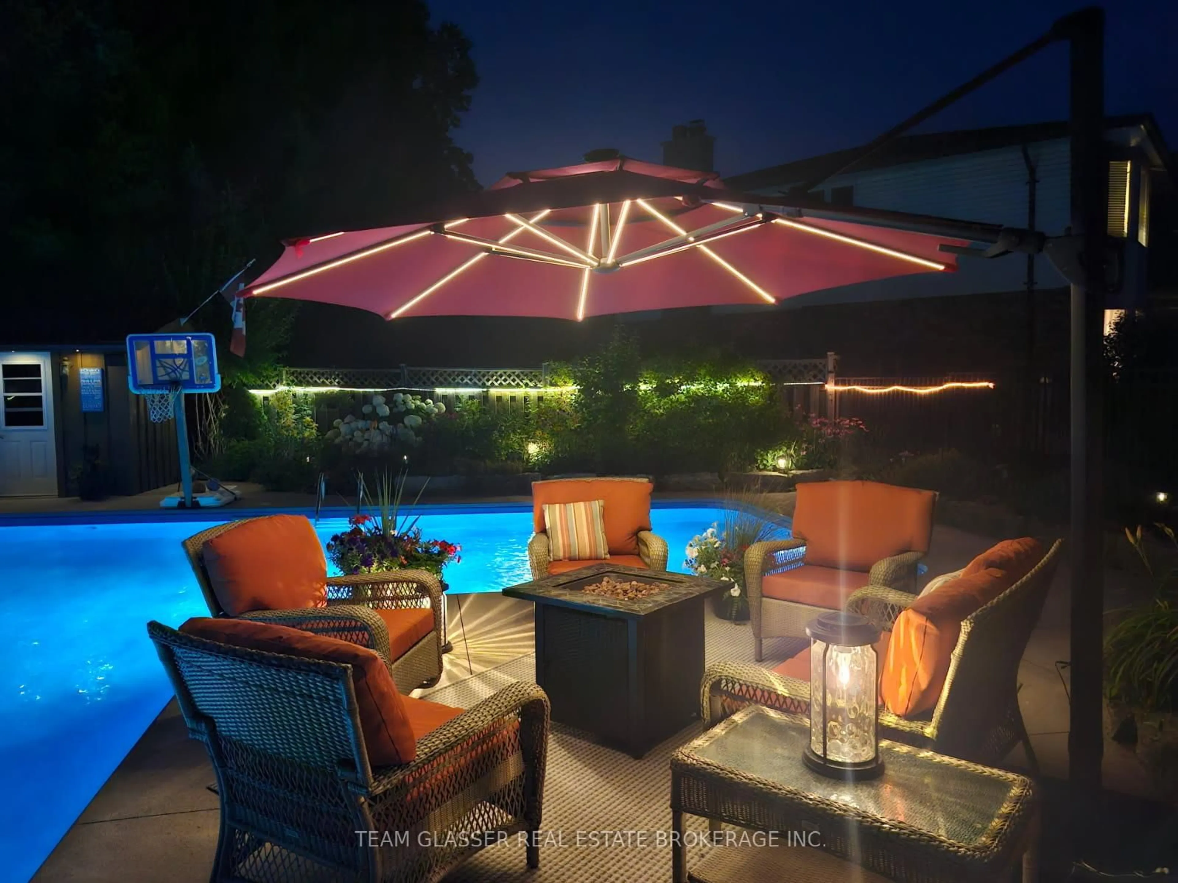 Patio, street for 33 HILLCREST Crt, Middlesex Centre Ontario N0L 1E0