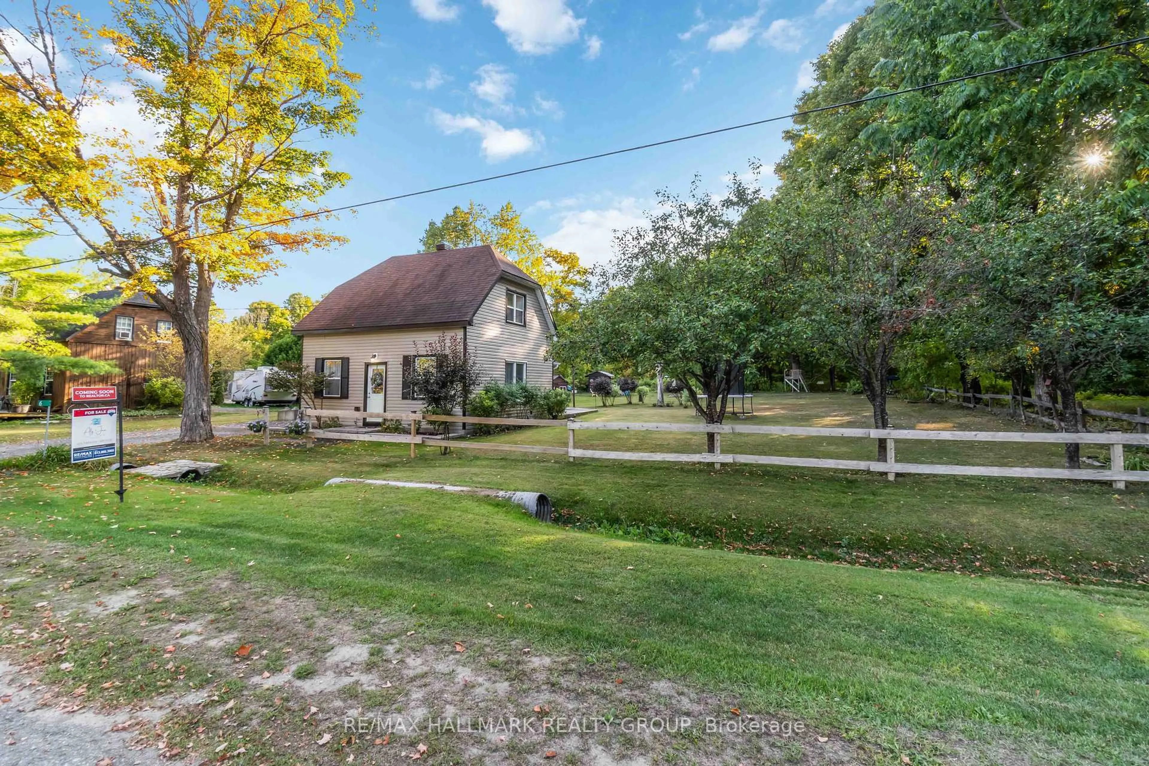 A pic from outside/outdoor area/front of a property/back of a property/a pic from drone, street for 6 ALGONKIN Tr, Ottawa Ontario K7S 3G7