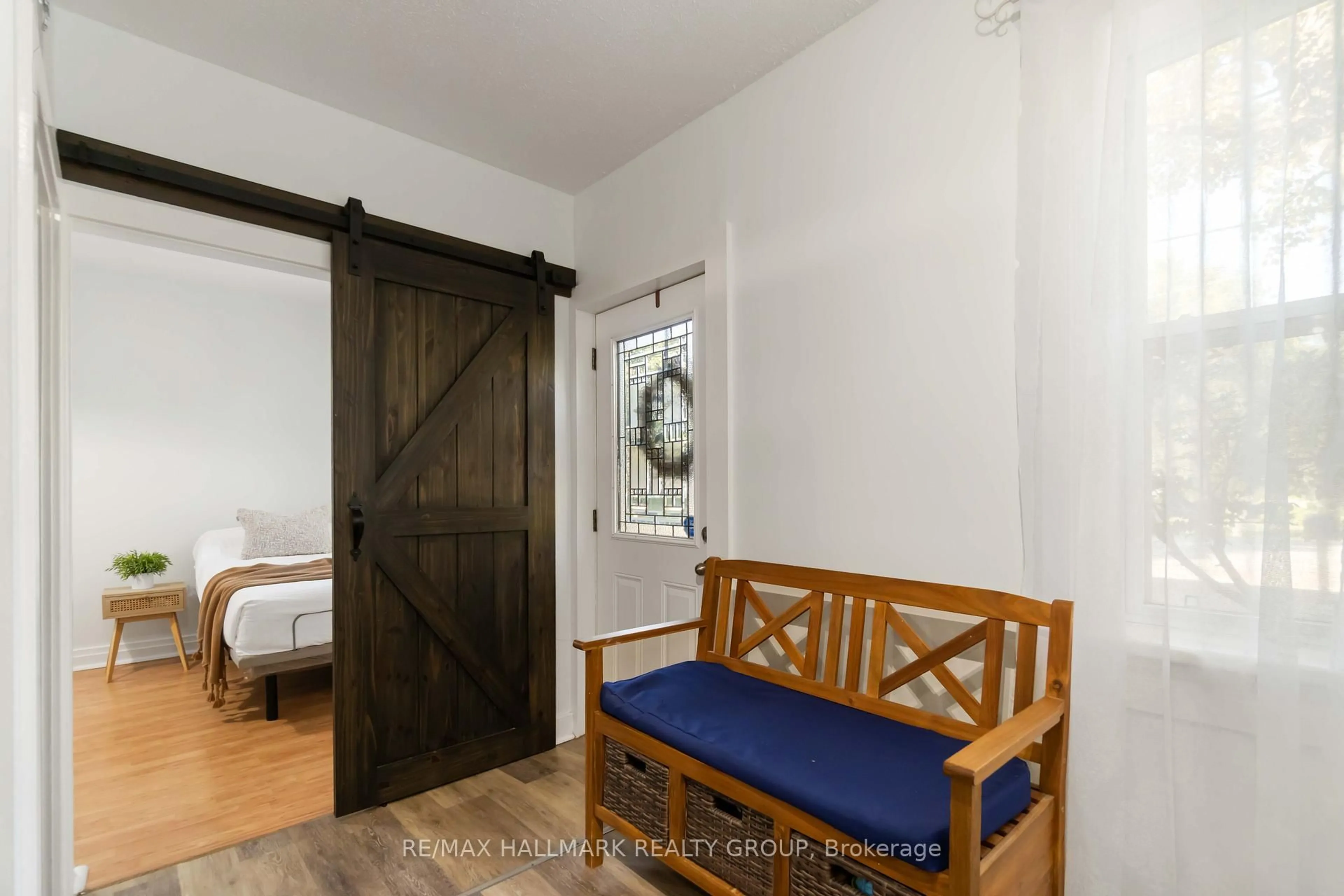 Indoor entryway for 6 ALGONKIN Tr, Ottawa Ontario K7S 3G7