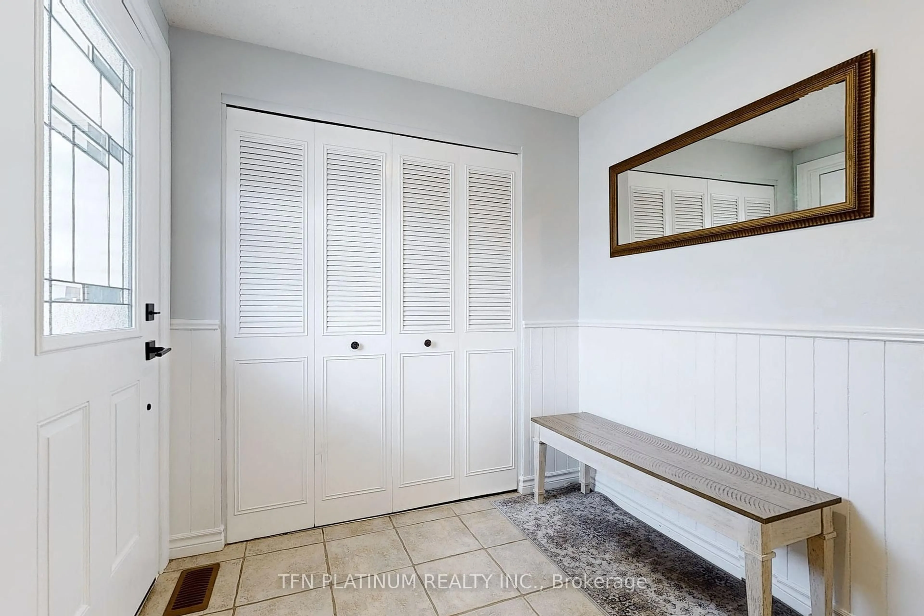 Indoor entryway for 91 Glamis Rd, Cambridge Ontario N1R 6S3