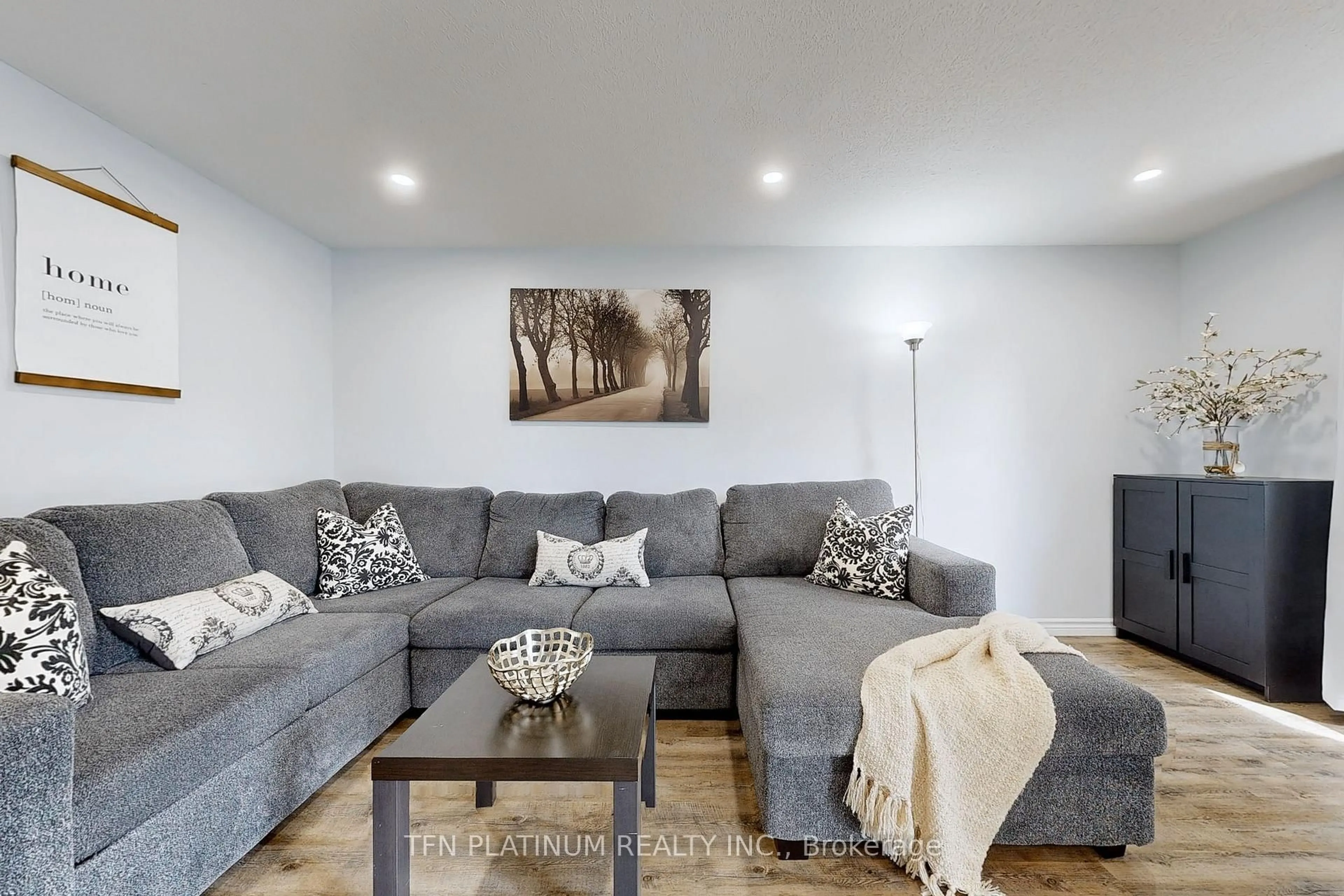 Living room with furniture, unknown for 91 Glamis Rd, Cambridge Ontario N1R 6S3