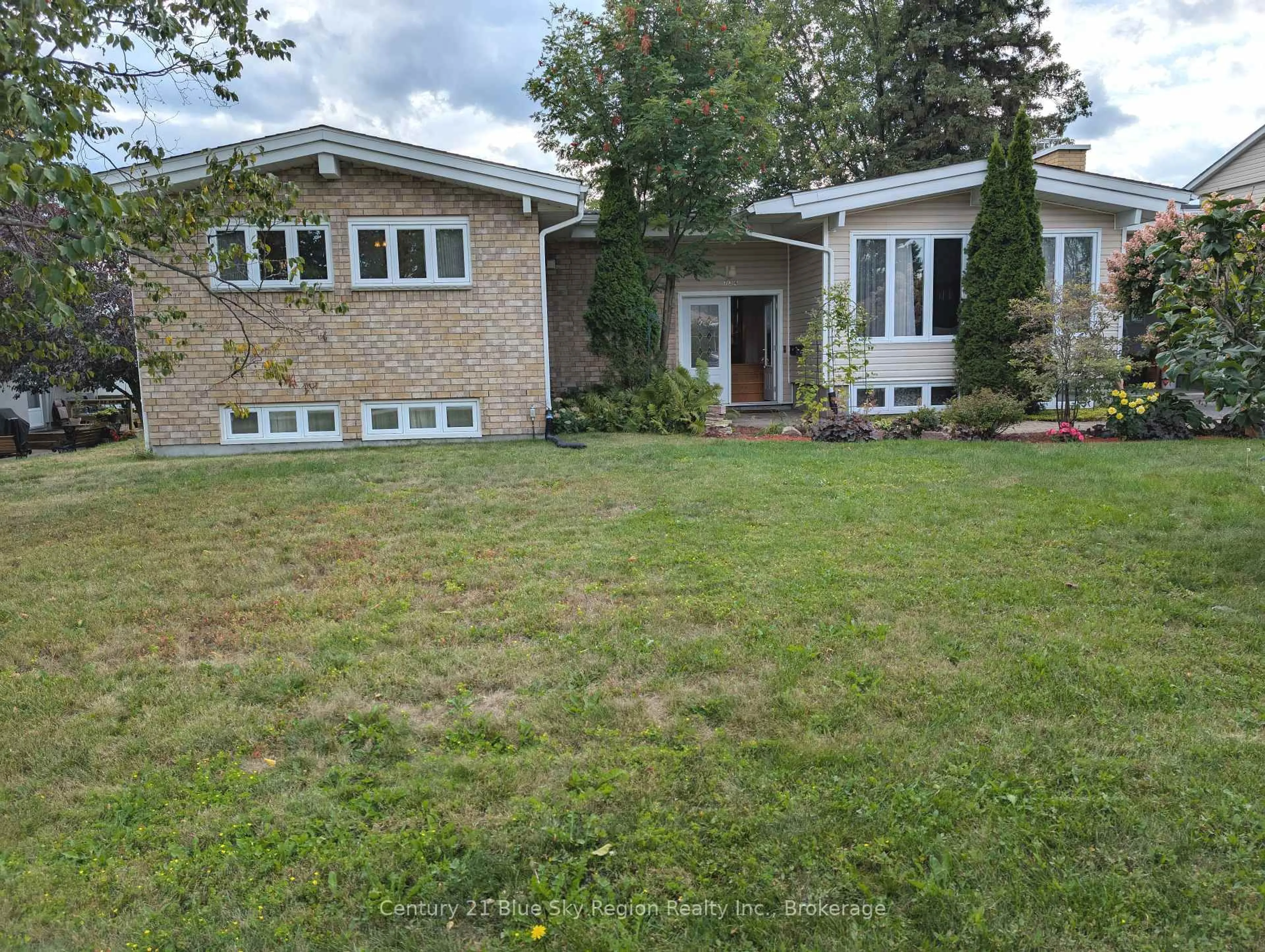 A pic from outside/outdoor area/front of a property/back of a property/a pic from drone, street for 734 Birchwood Rd, North Bay Ontario P1B 4T6