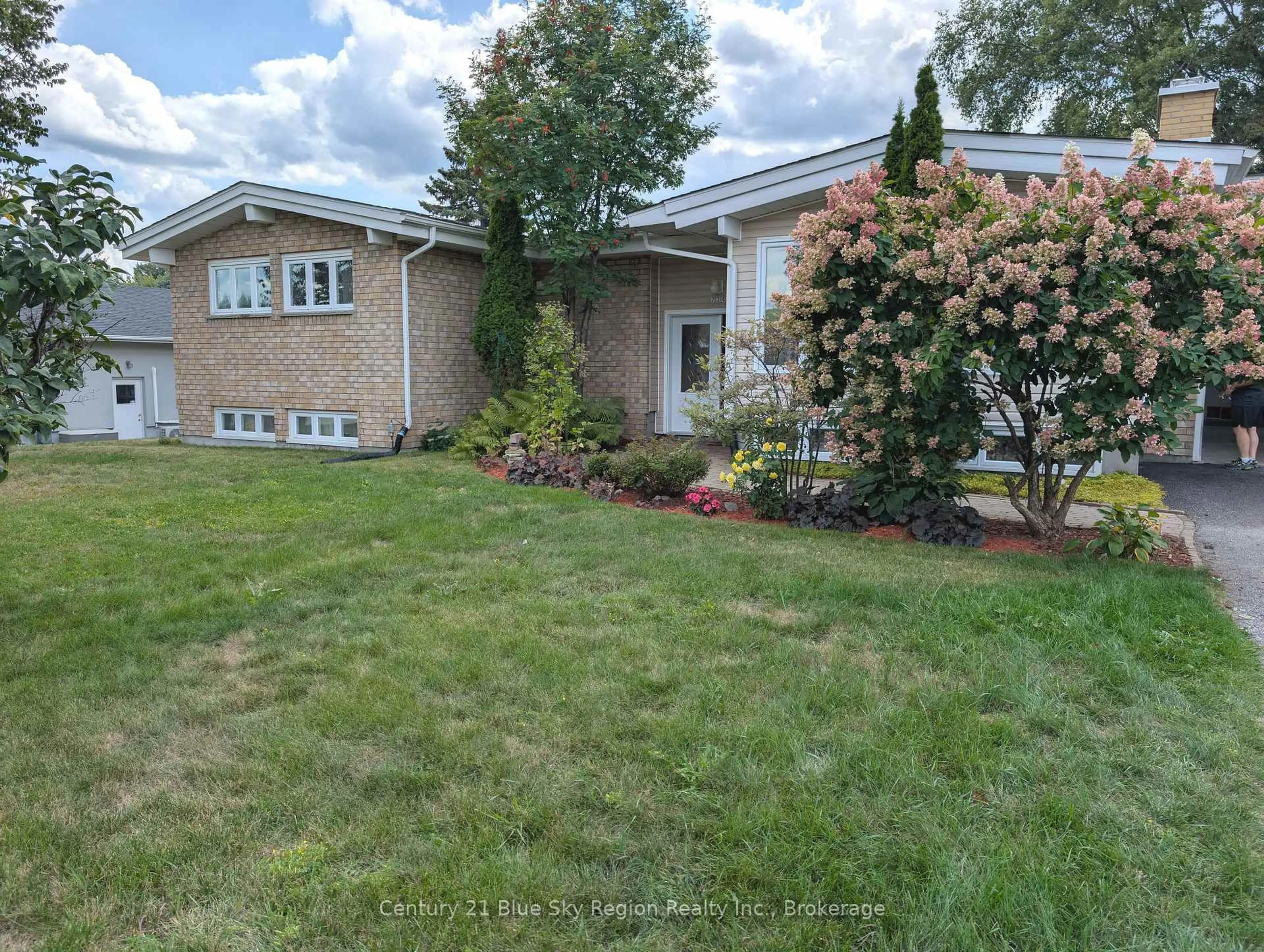 A pic from outside/outdoor area/front of a property/back of a property/a pic from drone, street for 734 Birchwood Rd, North Bay Ontario P1B 4T6