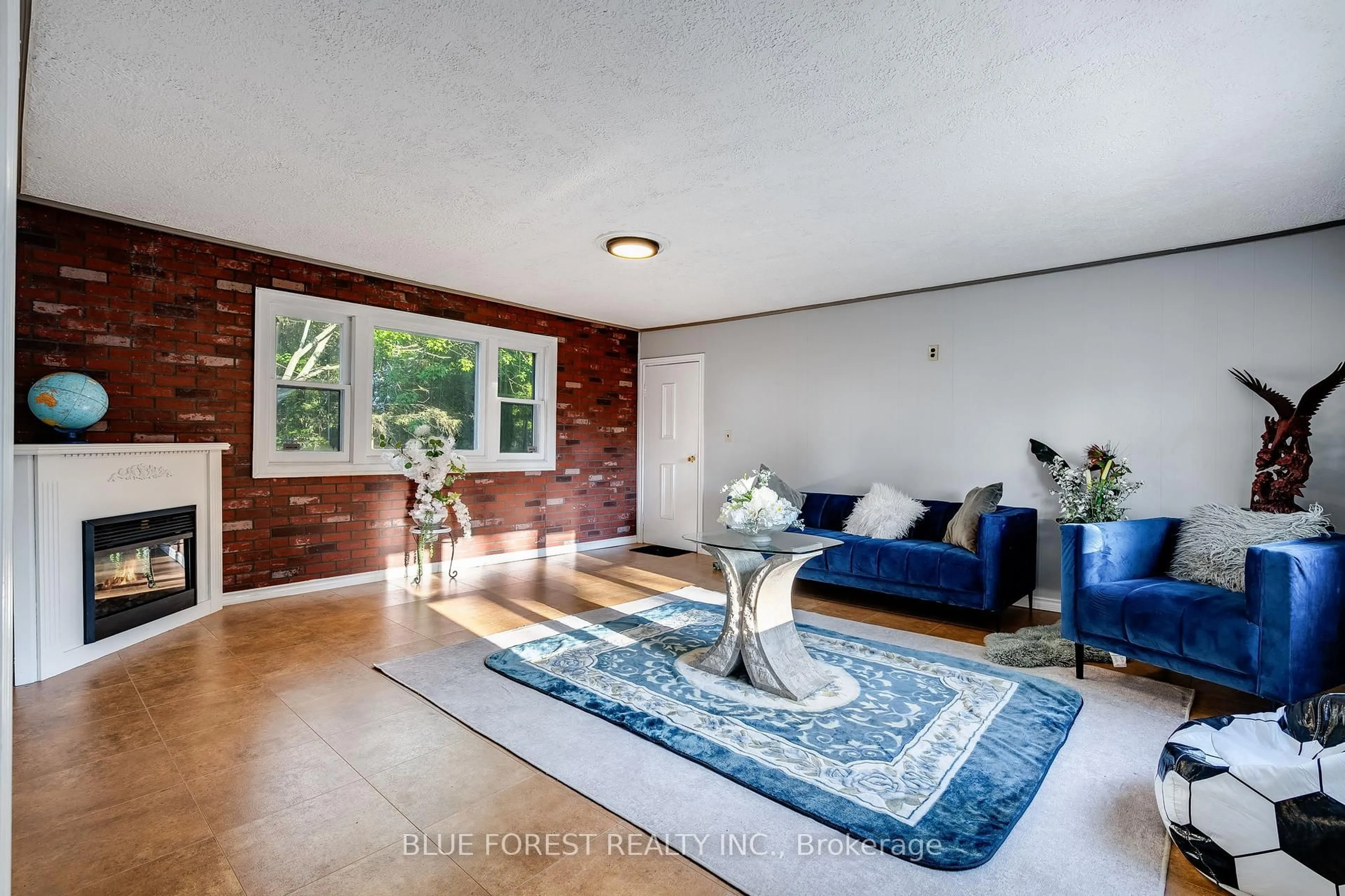 Living room with furniture, unknown for 121 First St, Chatham-Kent Ontario N8A 3R1