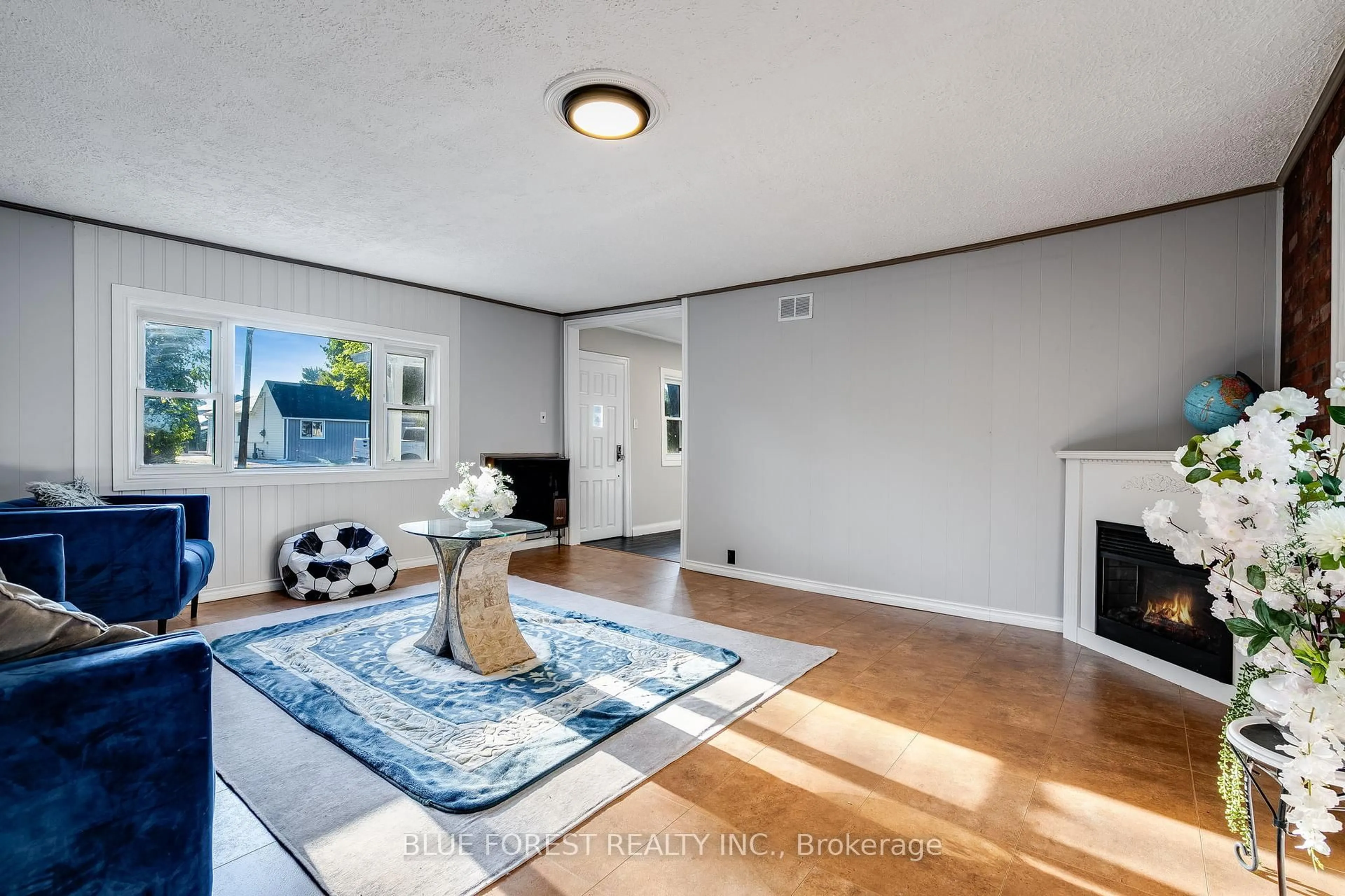 Living room with furniture, unknown for 121 First St, Chatham-Kent Ontario N8A 3R1