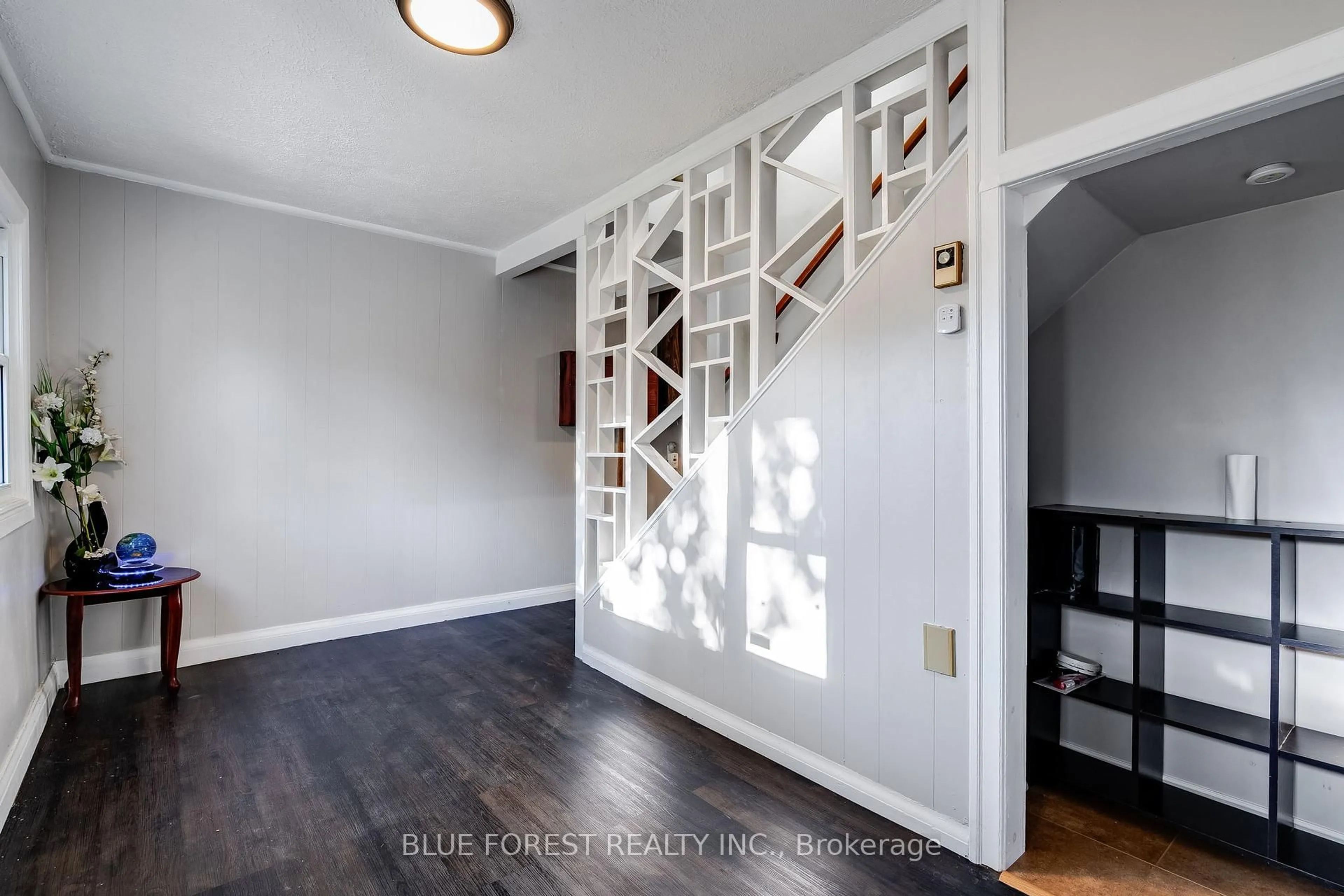 Indoor entryway for 121 First St, Chatham-Kent Ontario N8A 3R1