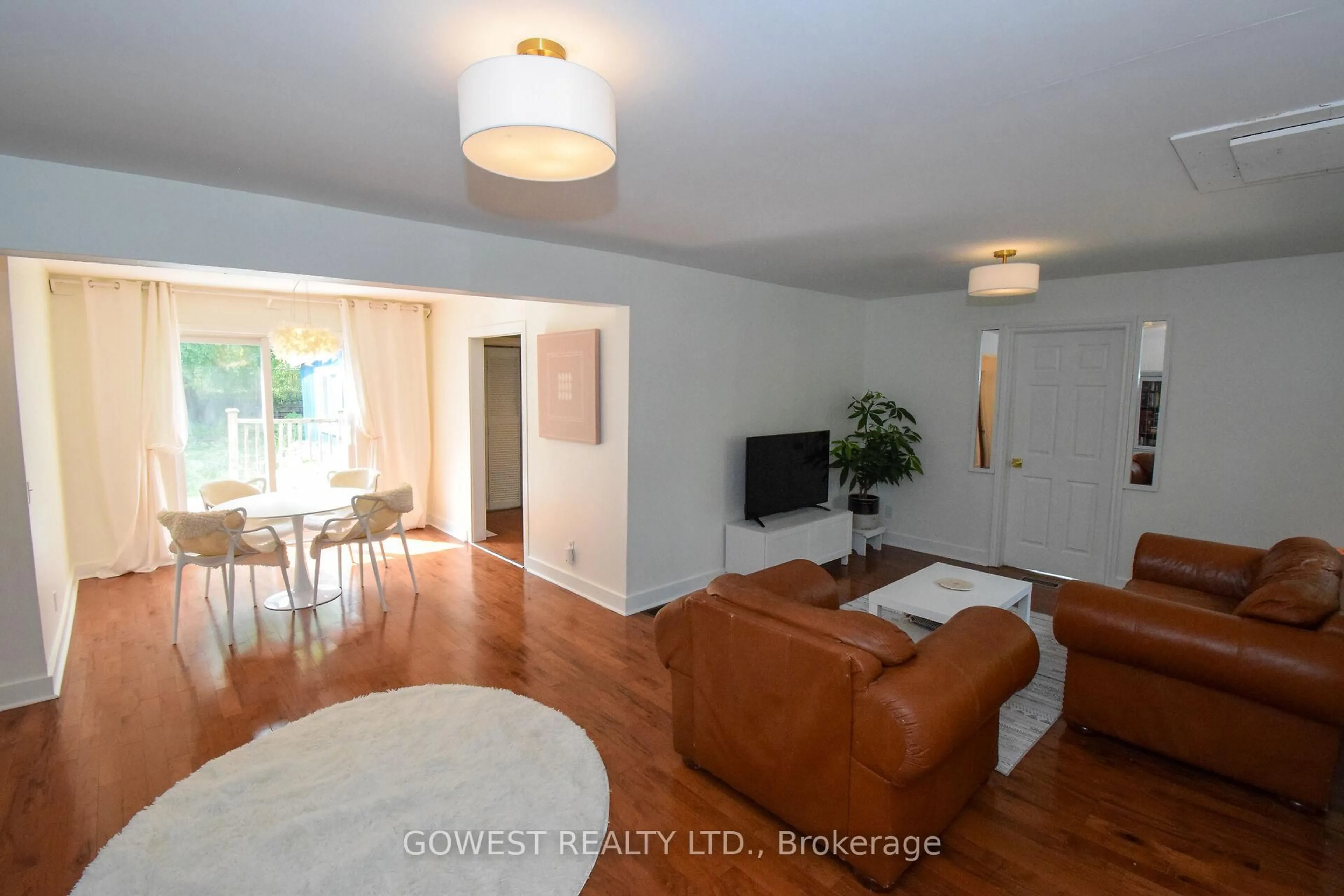 Living room with furniture, wood/laminate floor for 98 Delater St, Niagara-on-the-Lake Ontario L0S 1J0
