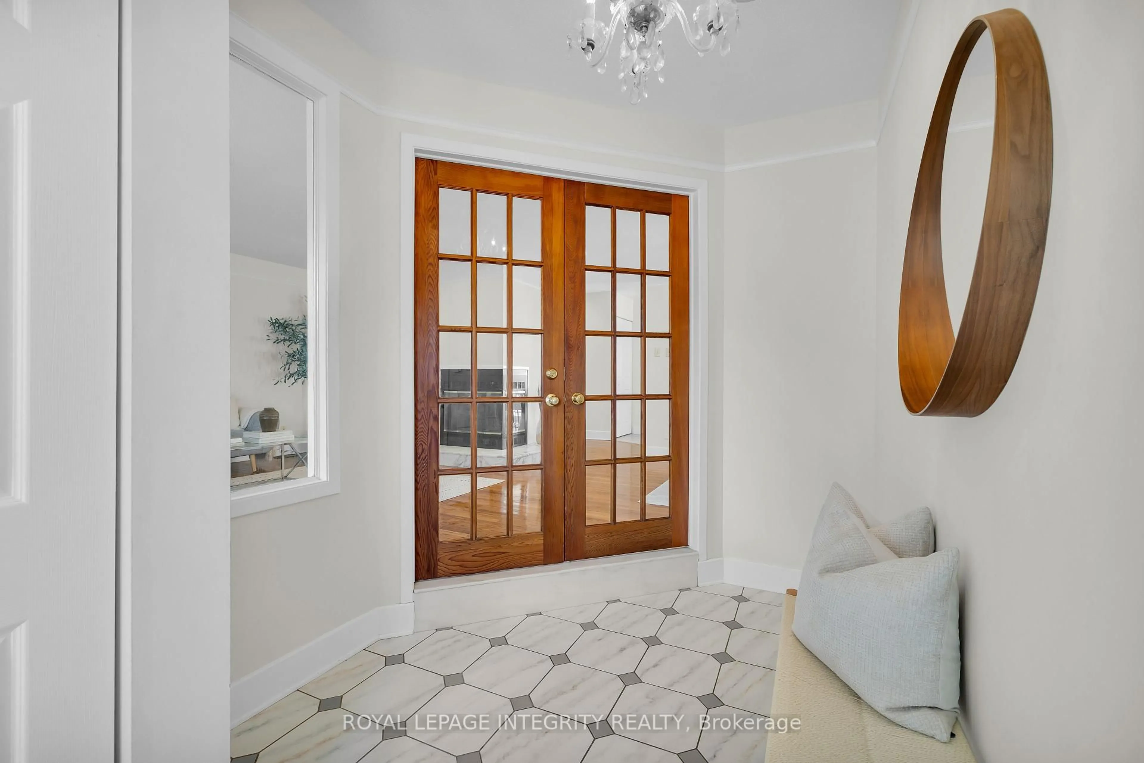 Indoor entryway for 1979 Jasper Ave, Ottawa Ontario K1V 0X9
