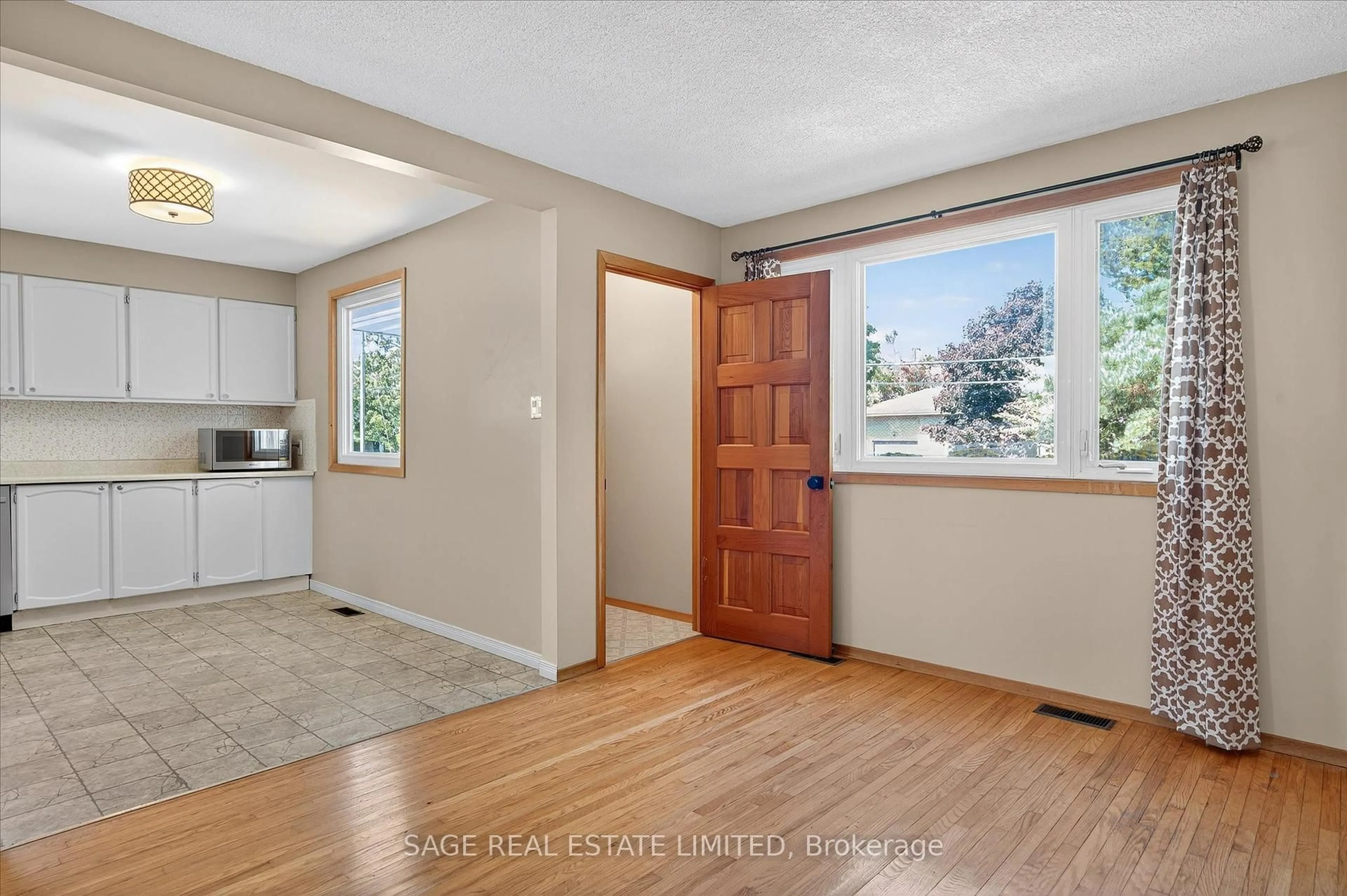 Indoor entryway for 48 Queen St, Kawartha Lakes Ontario K0M 1A0