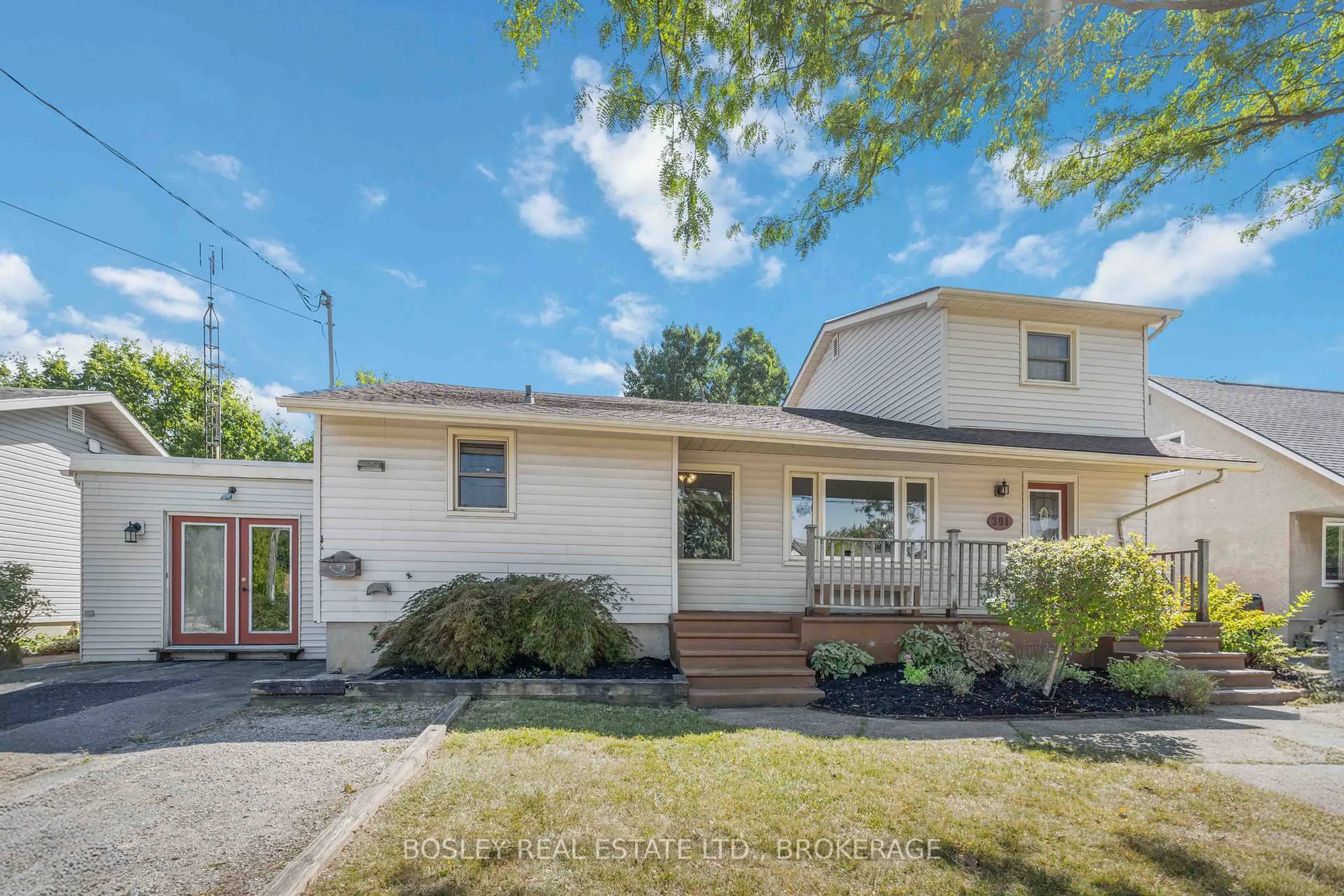 Home with vinyl exterior material, street for 301 Pelham Rd, St. Catharines Ontario L2S 1Y4