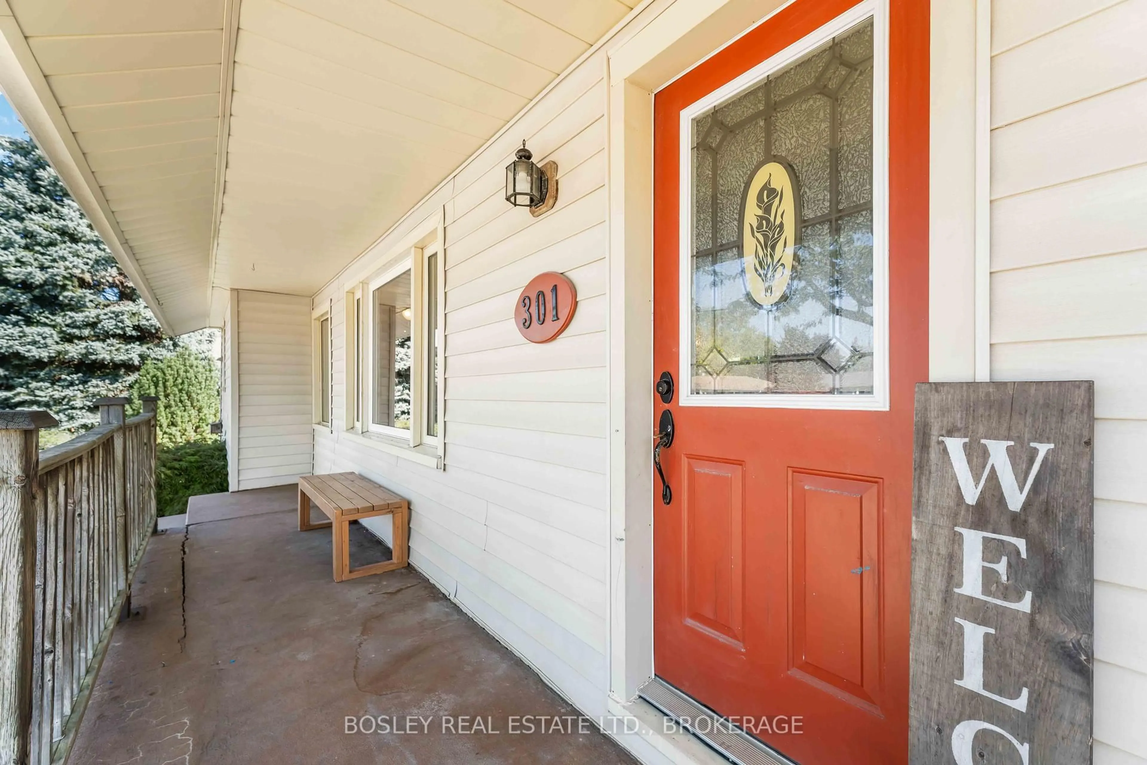 Indoor entryway for 301 Pelham Rd, St. Catharines Ontario L2S 1Y4