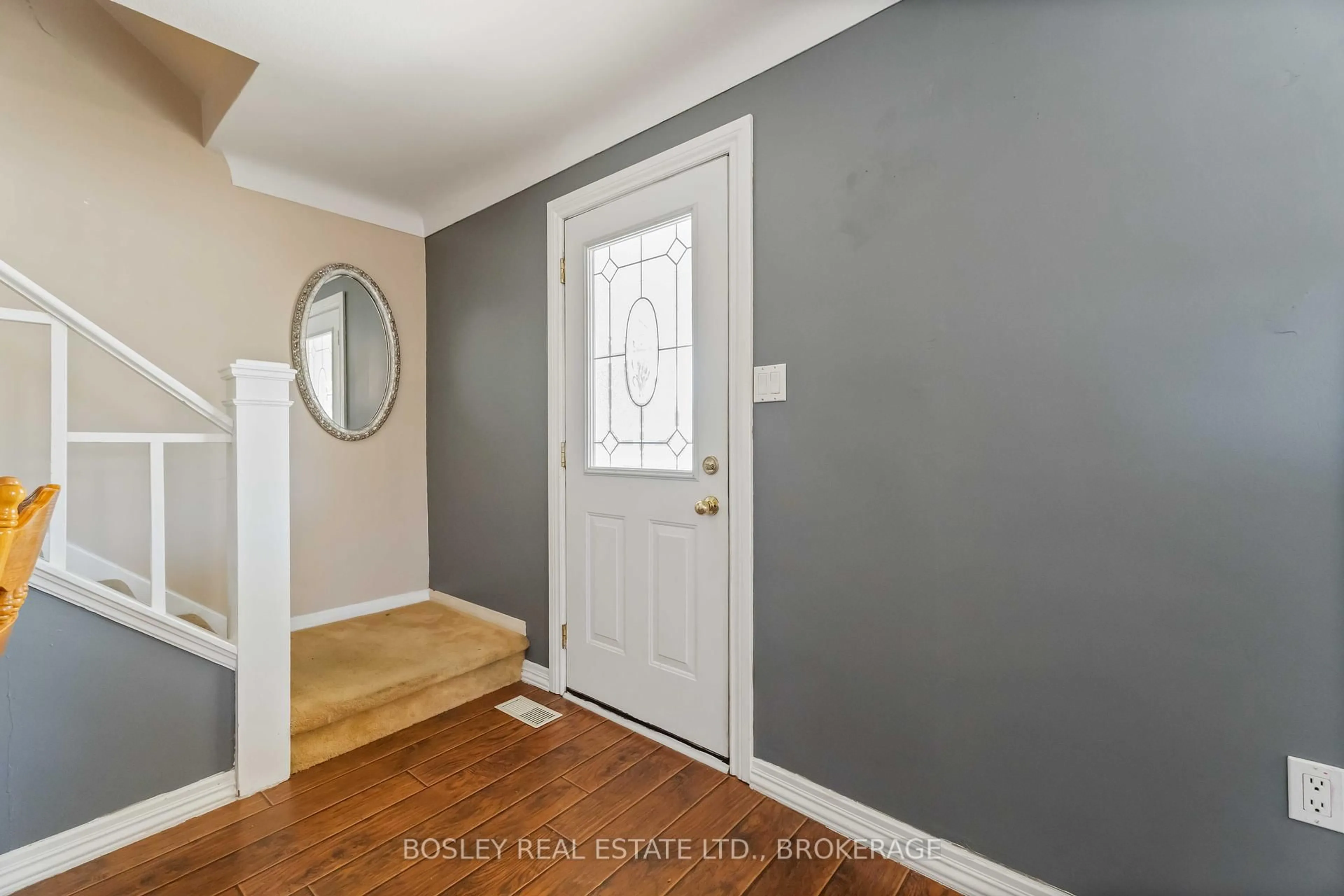 Indoor entryway for 301 Pelham Rd, St. Catharines Ontario L2S 1Y4