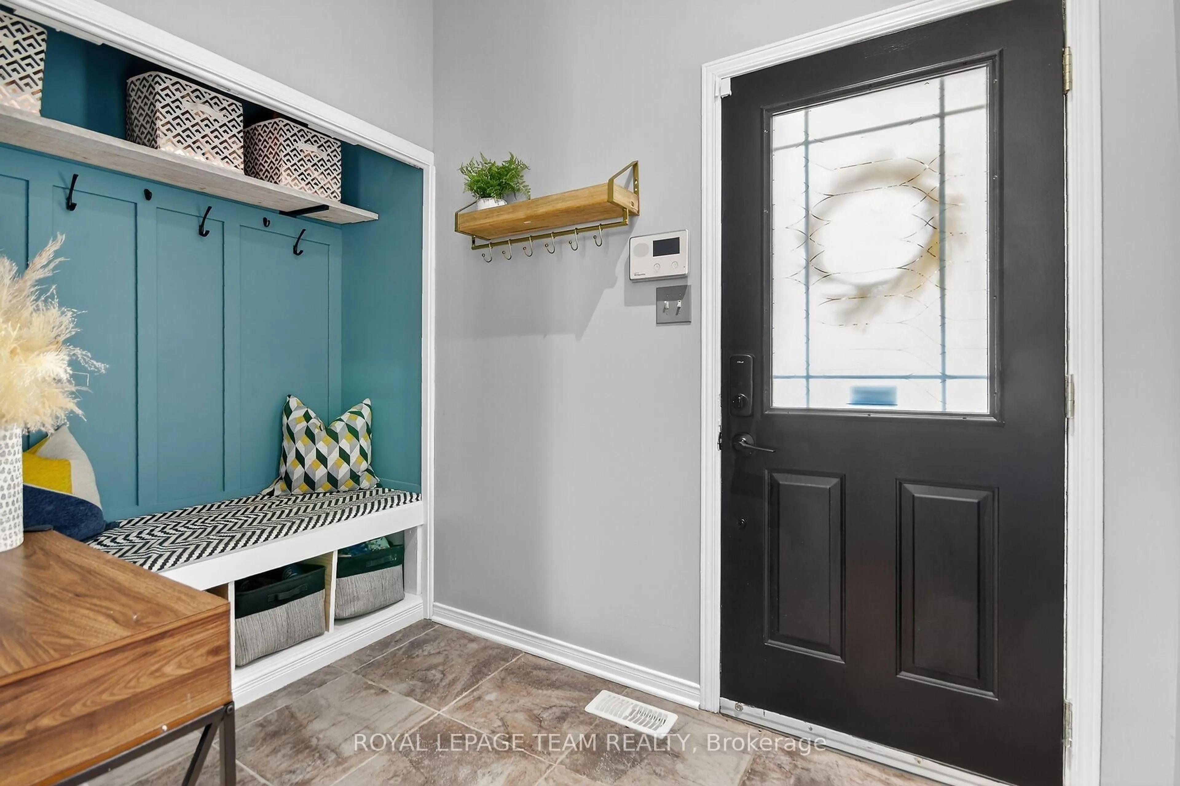 Indoor entryway for 2001 Dunollie Cres, Ottawa Ontario K2W 1H5