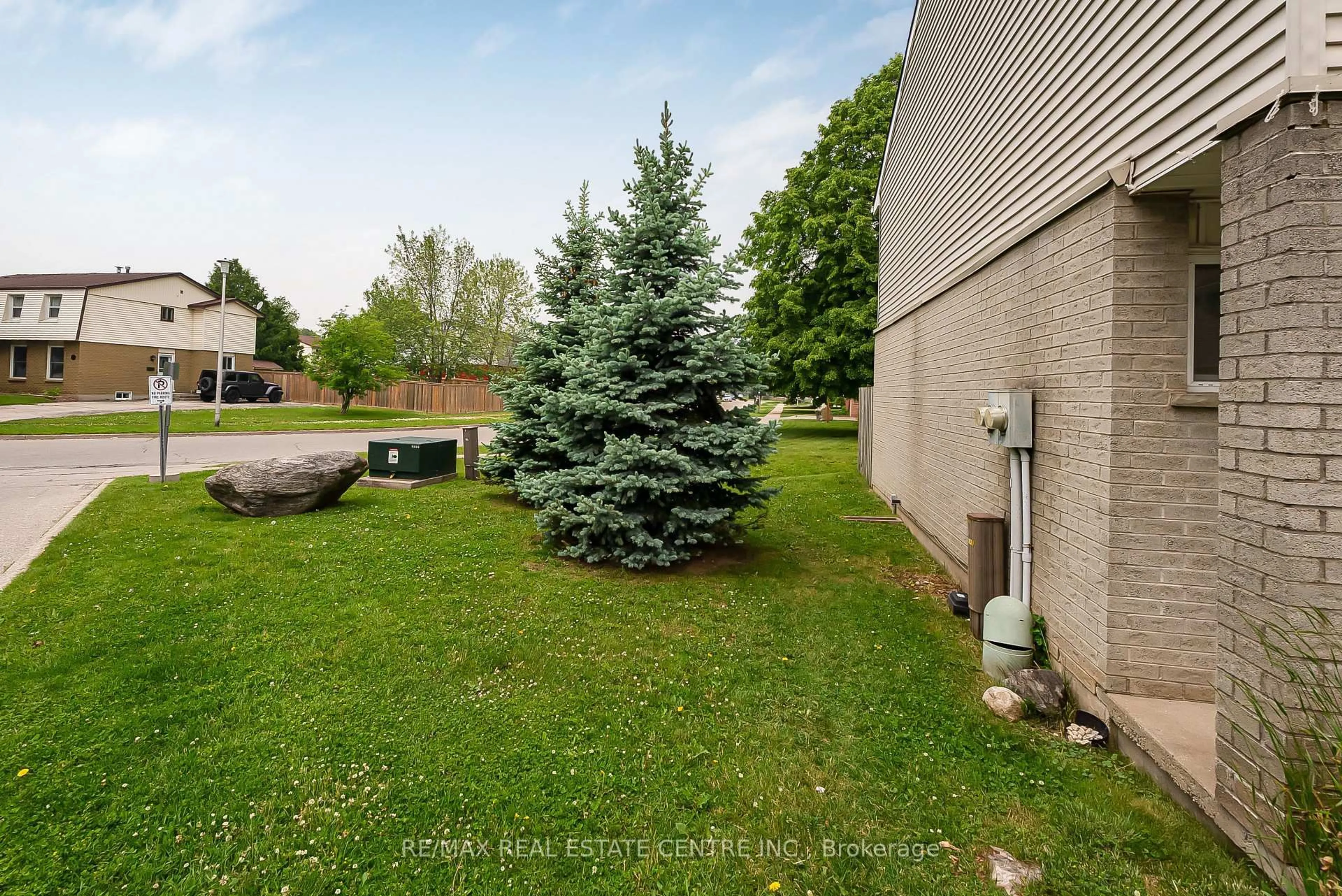Patio, unknown for 125 Sekura Cres #1, Cambridge Ontario N1R 8B4