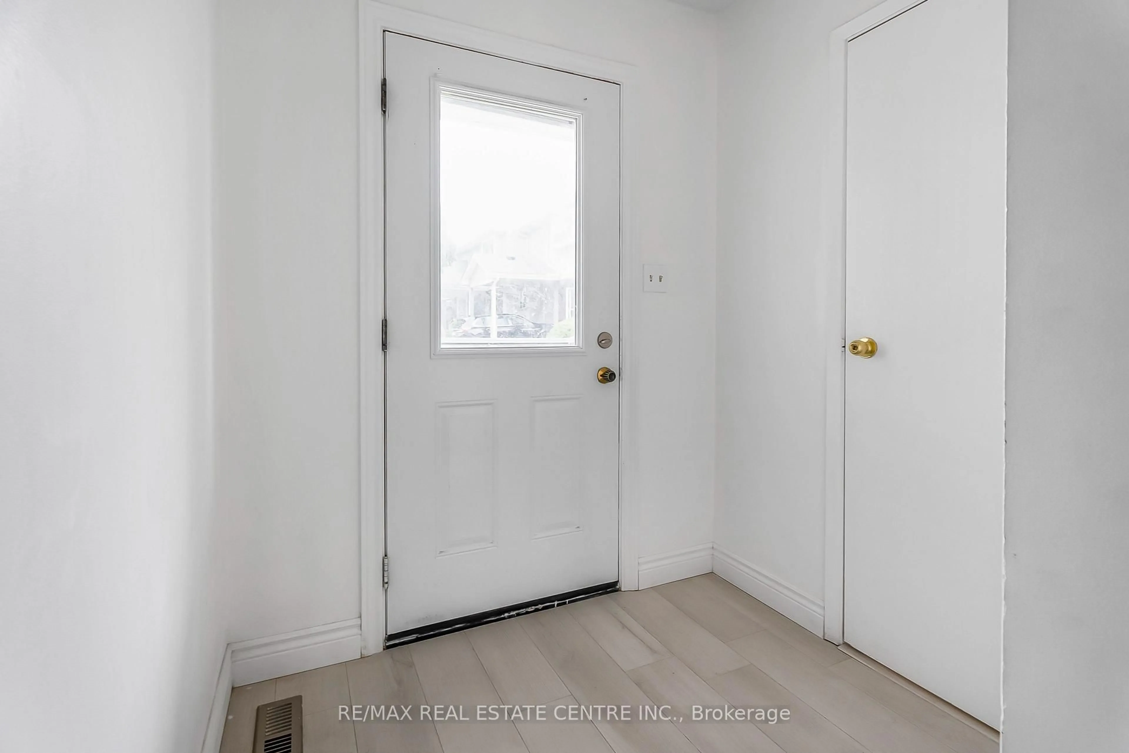 Indoor entryway for 125 Sekura Cres #1, Cambridge Ontario N1R 8B4