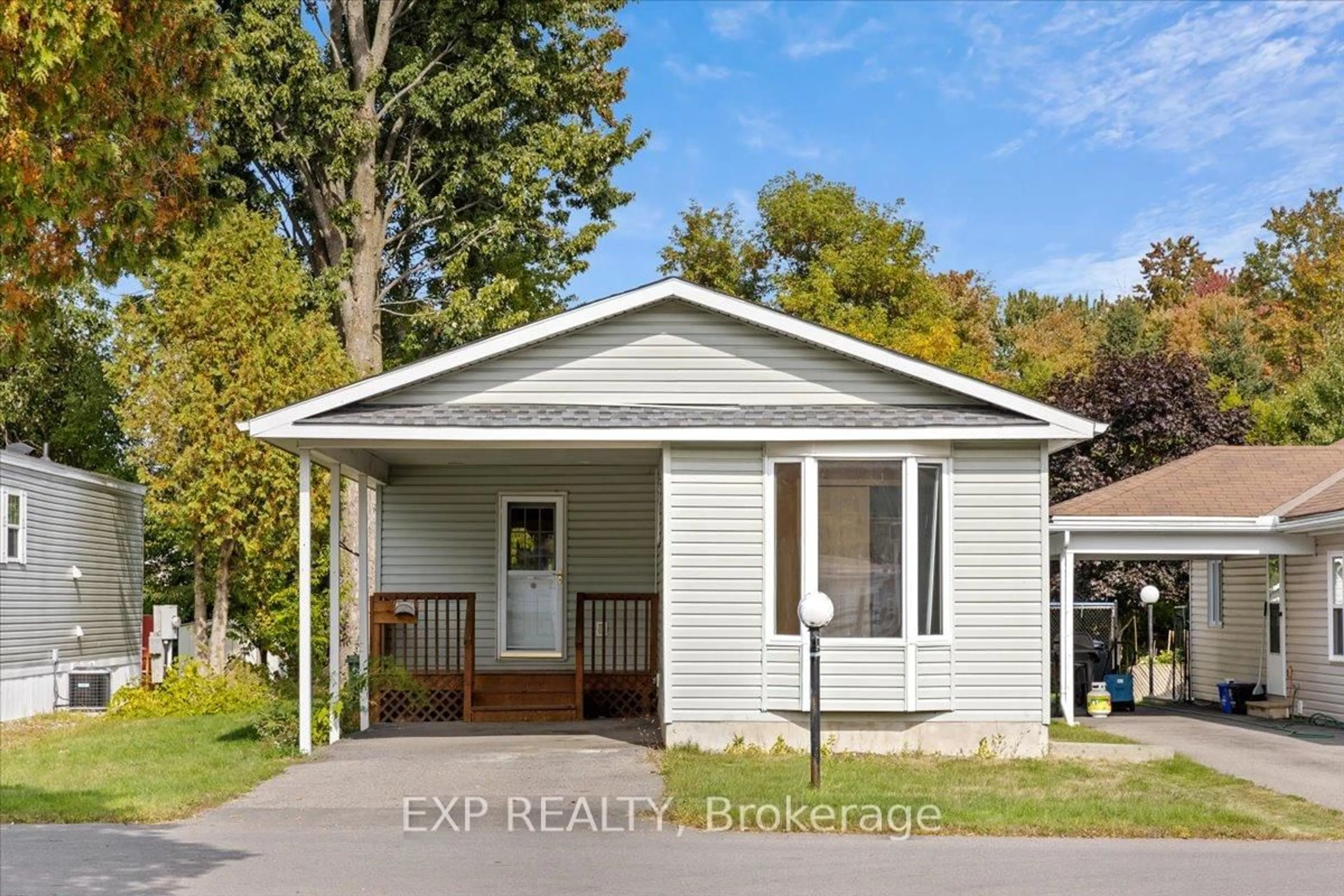 Home with vinyl exterior material, street for 1023 Vista Barrett Private, Greely Ontario K4P 1C8