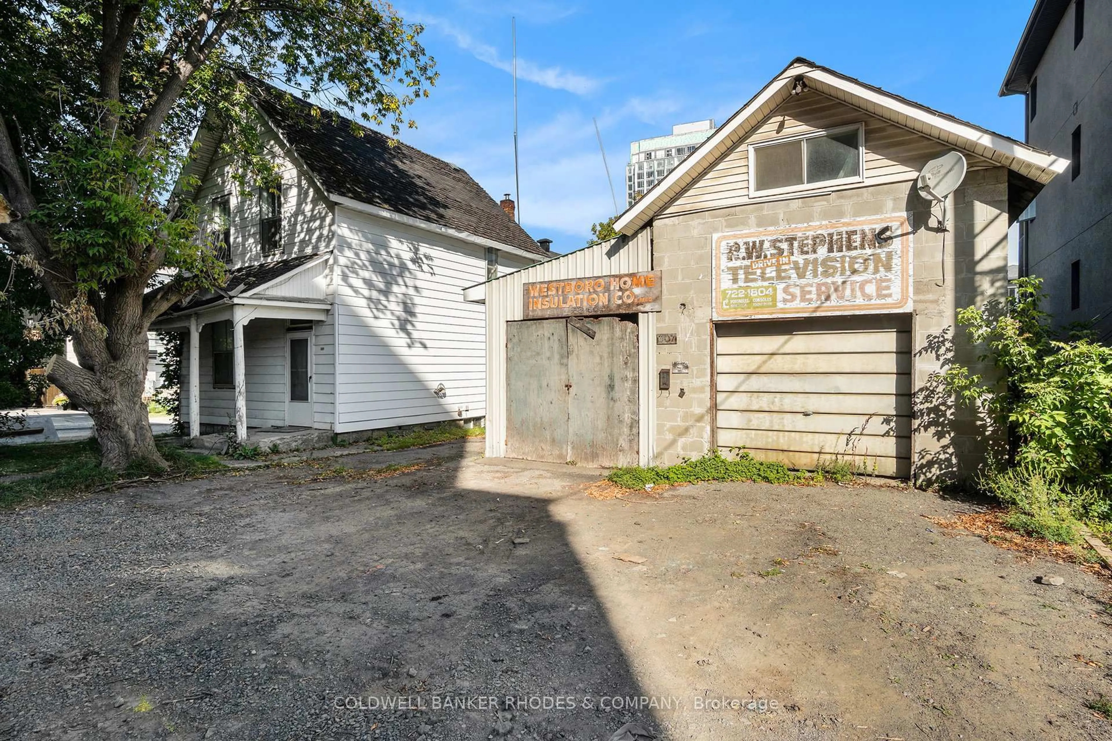 A pic from outside/outdoor area/front of a property/back of a property/a pic from drone, street for 309 Picton Ave, Ottawa Ontario K1Z 6V4