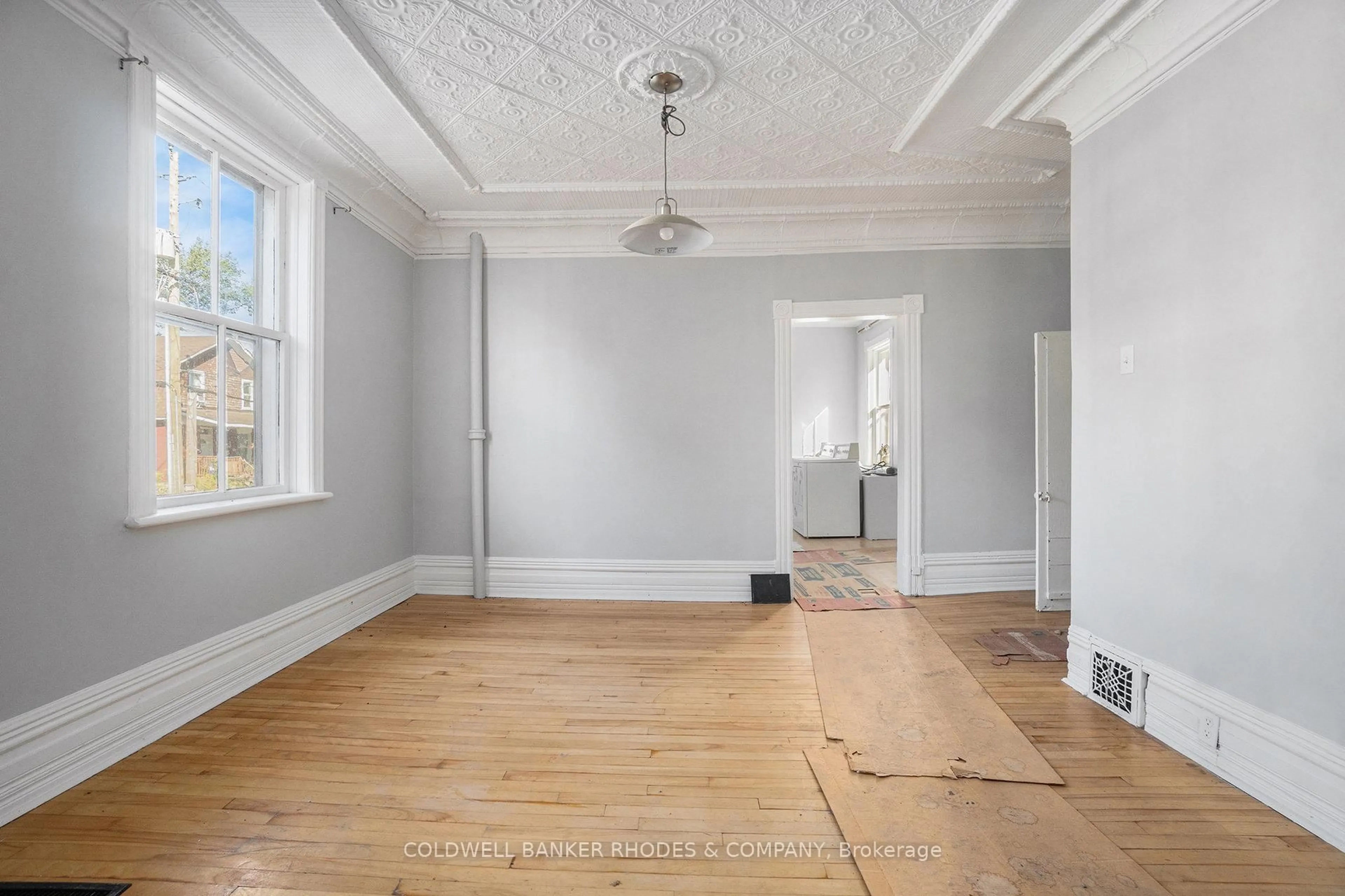A pic of a room for 309 Picton Ave, Ottawa Ontario K1Z 6V4