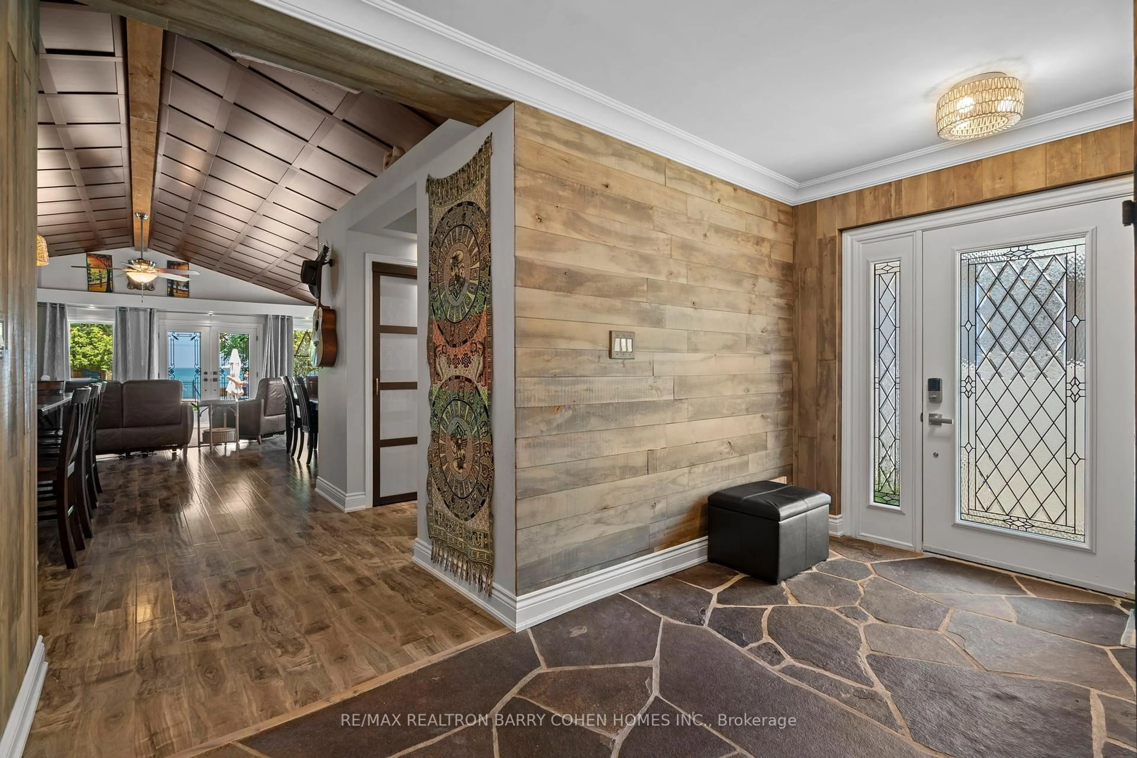 Indoor entryway for 16 Lakeshore Dr, Hamilton Ontario L8E 5C6