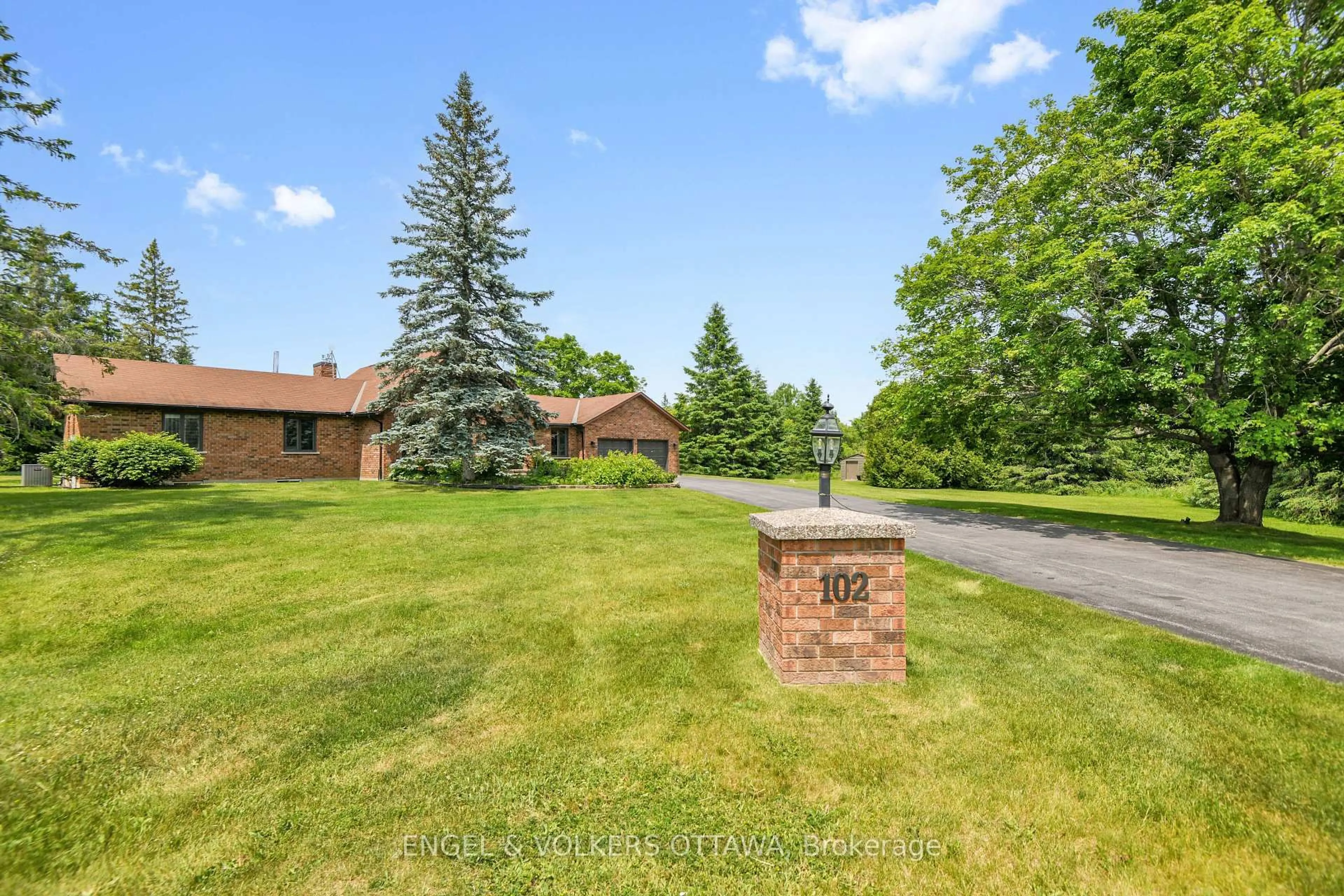 A pic from outside/outdoor area/front of a property/back of a property/a pic from drone, unknown for 102 Delaney Dr, Carp Ontario K0A 1L0