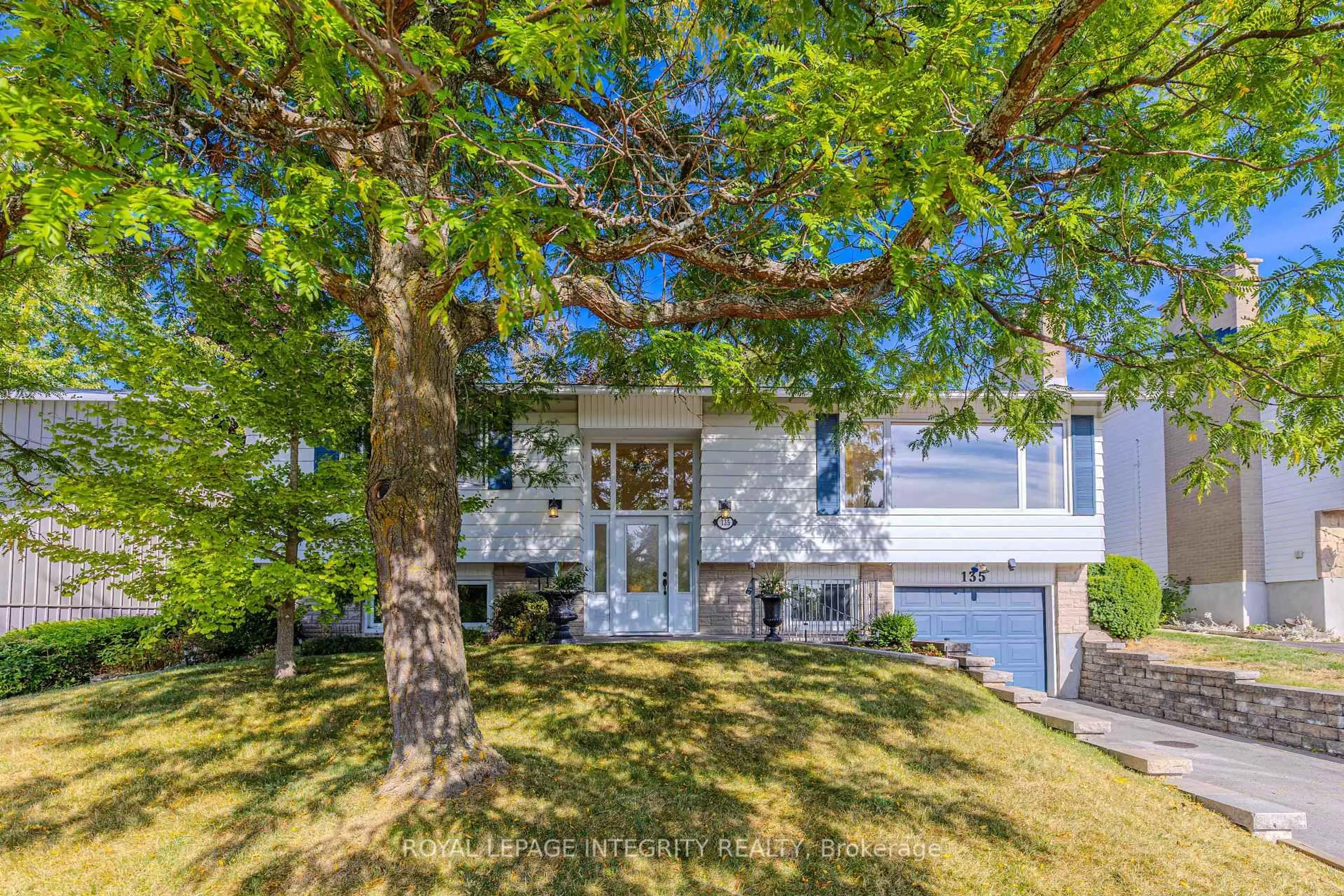 A pic from outside/outdoor area/front of a property/back of a property/a pic from drone, street for 135 Desmond Ave, Ottawa Ontario K2L 1E8