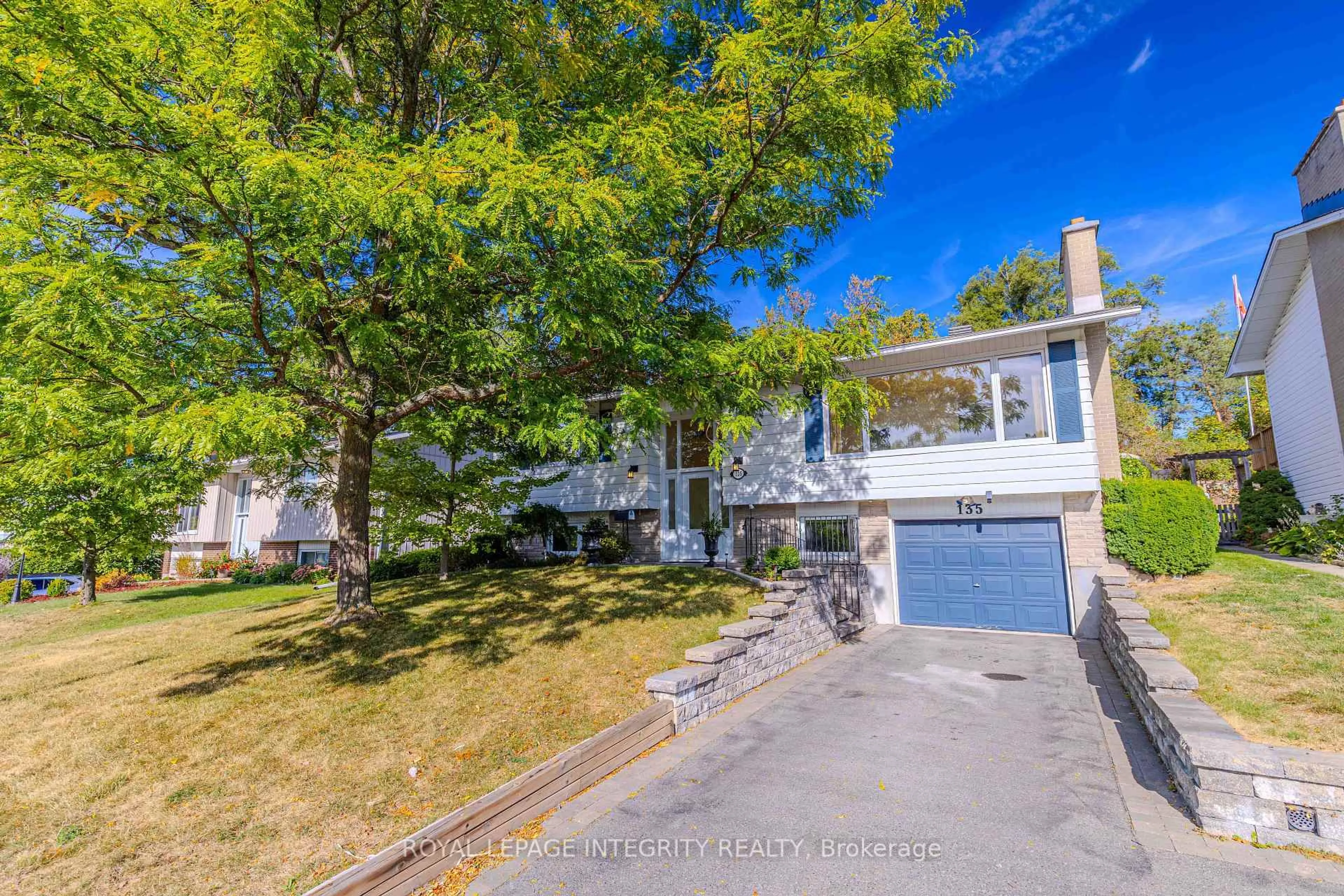 A pic from outside/outdoor area/front of a property/back of a property/a pic from drone, street for 135 Desmond Ave, Ottawa Ontario K2L 1E8