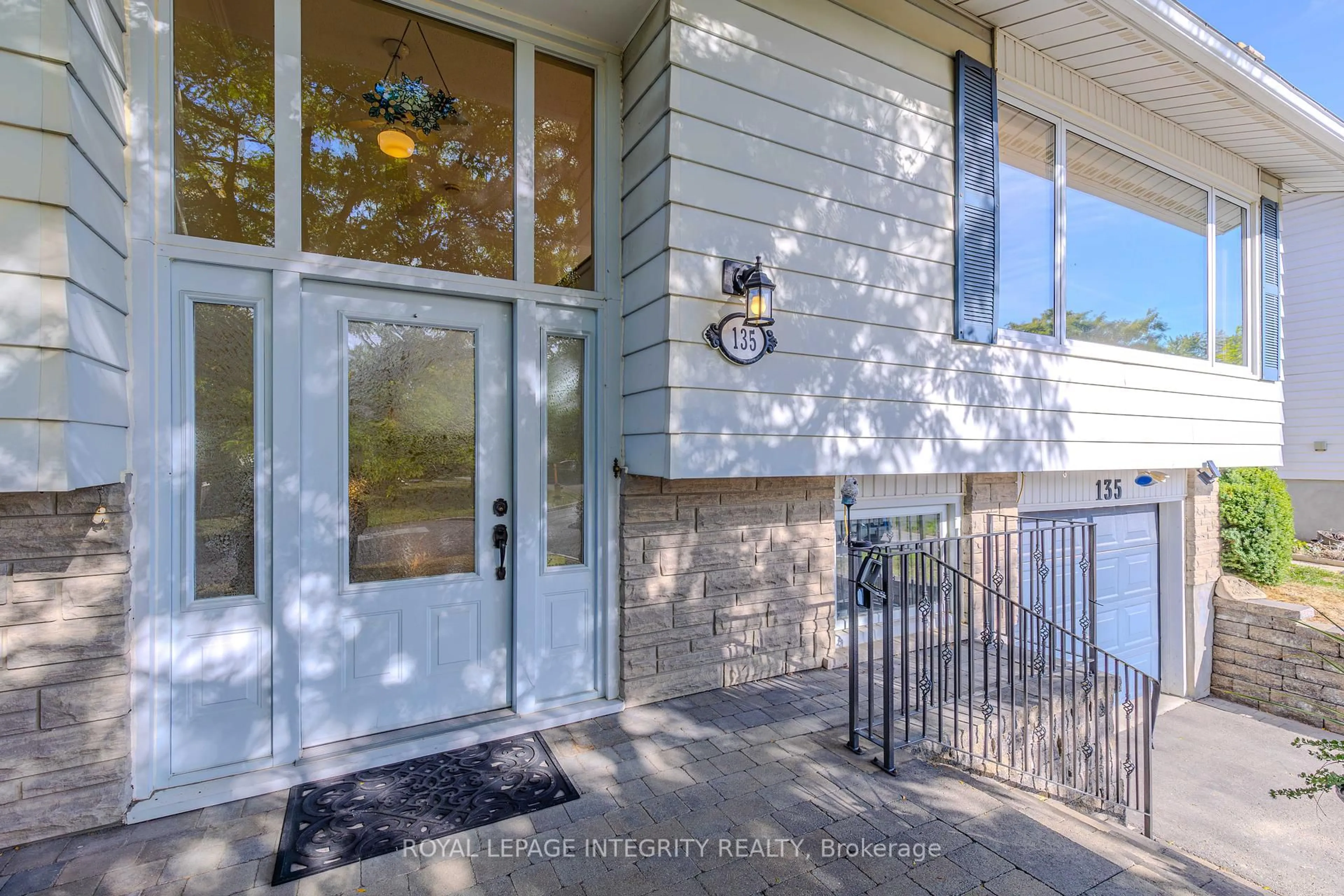Indoor entryway for 135 Desmond Ave, Ottawa Ontario K2L 1E8