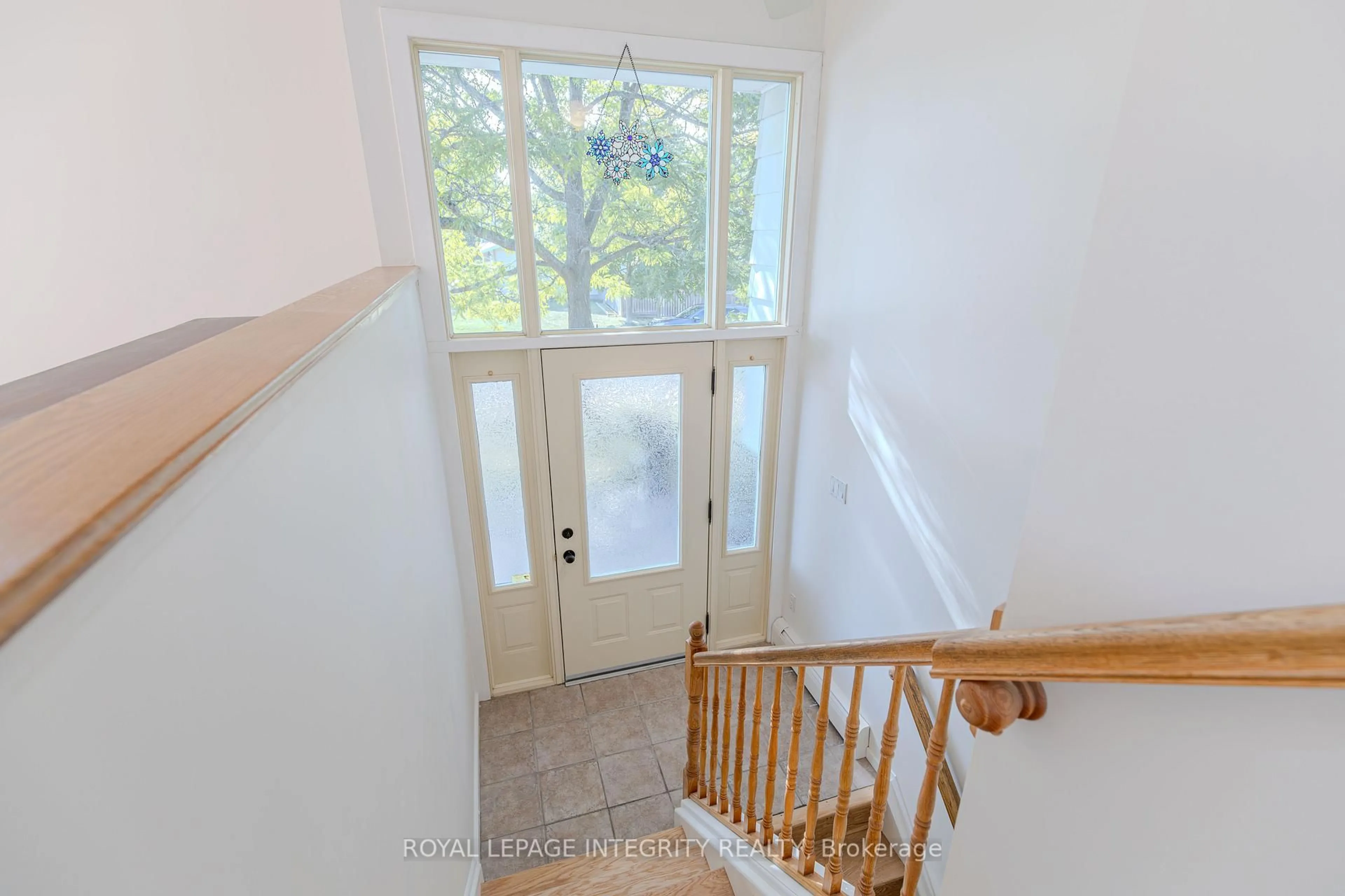 Indoor entryway for 135 Desmond Ave, Ottawa Ontario K2L 1E8