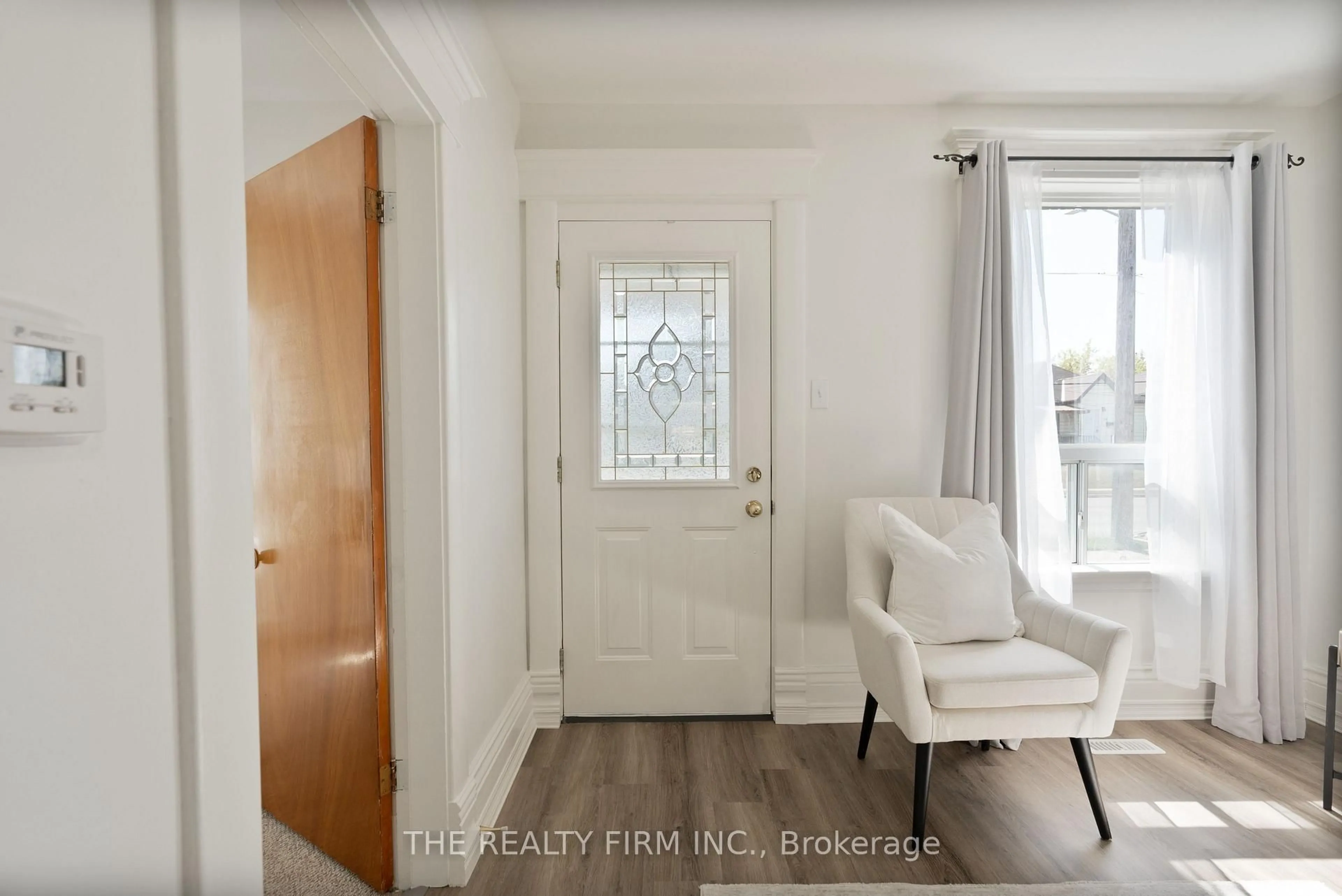 Indoor entryway for 1118 Trafalgar St, London East Ontario N5Z 1G8