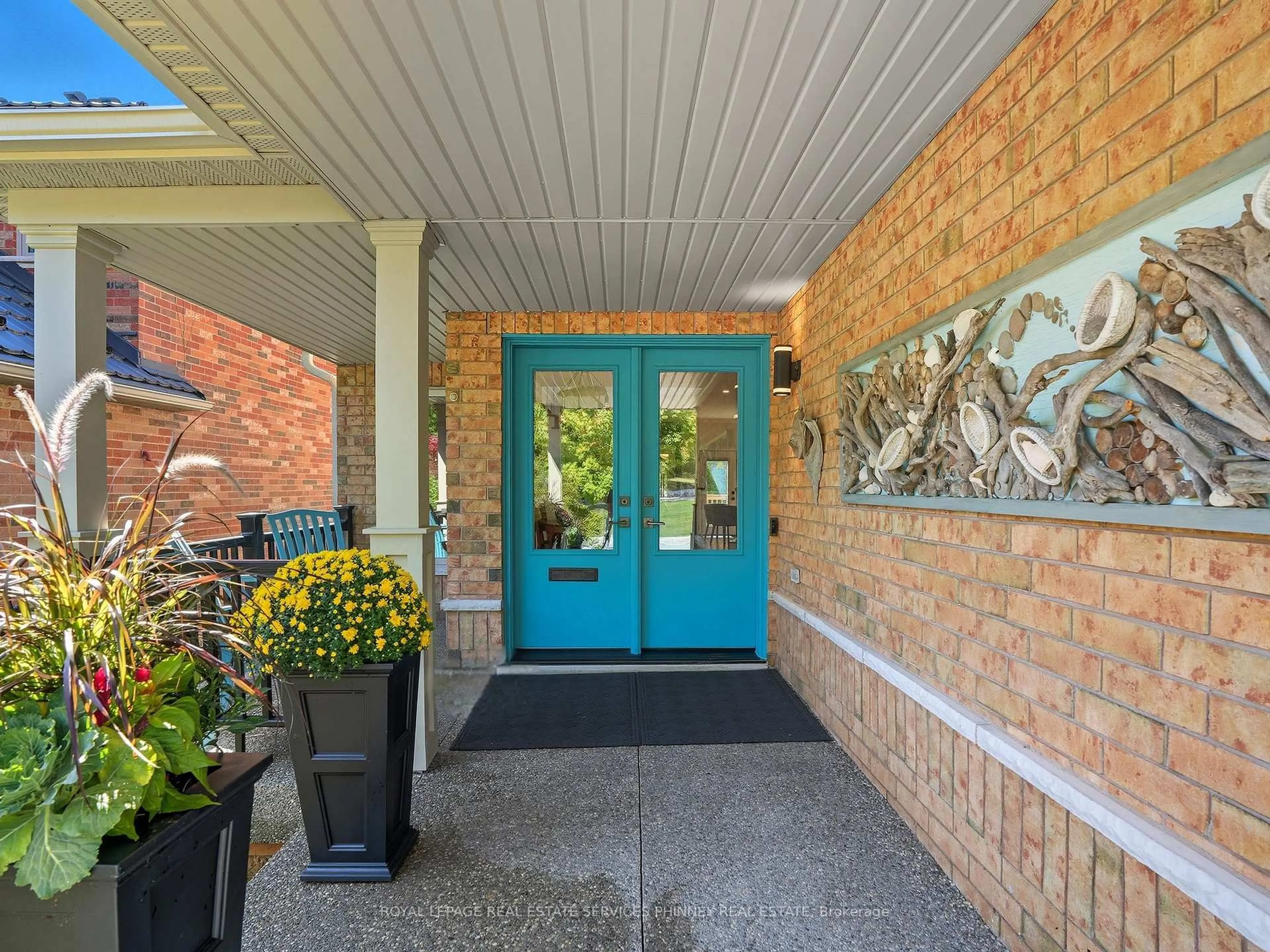 Indoor entryway for 47 Livingstone Dr, Hamilton Ontario L9H 7S4