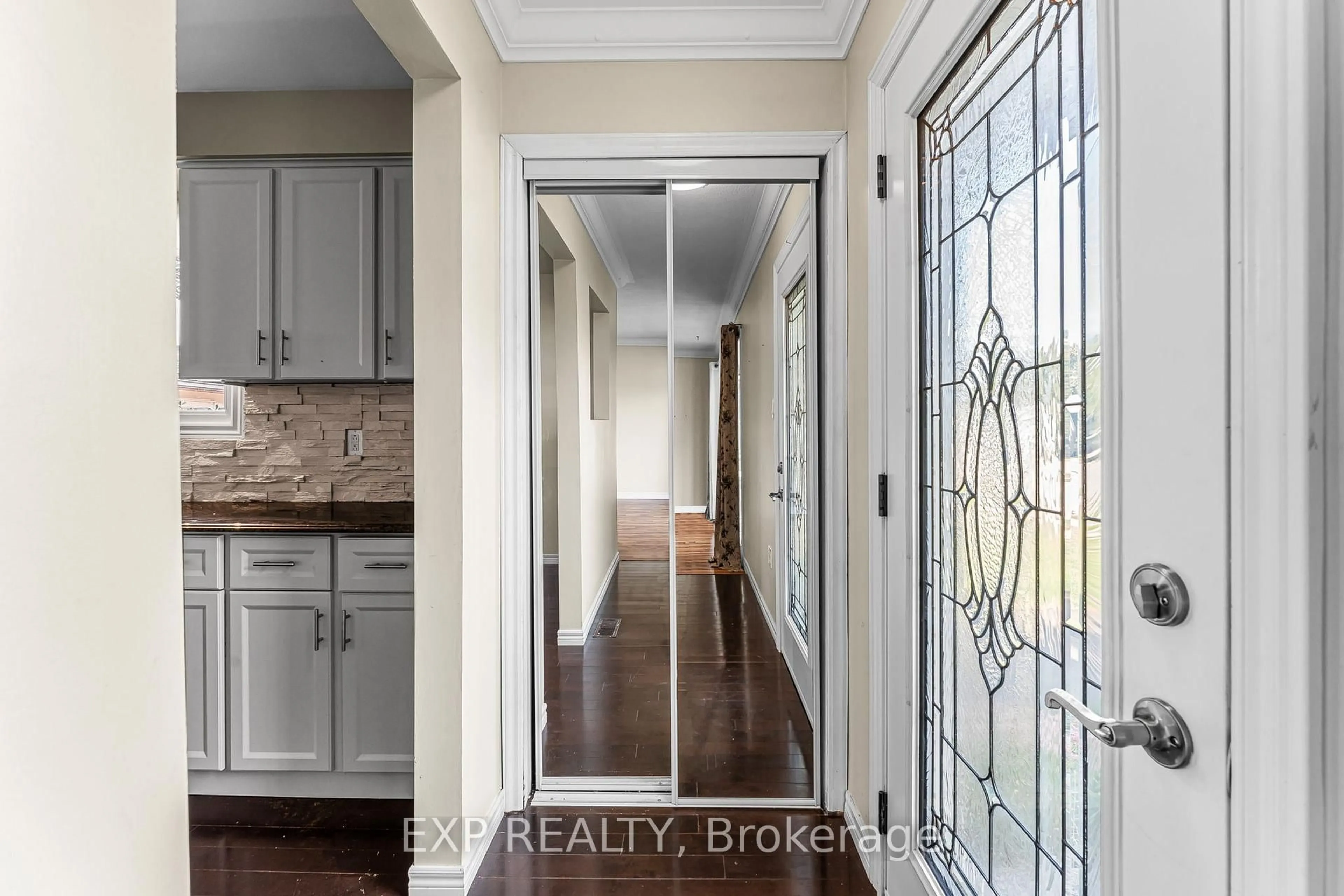 Indoor entryway for 27 Locke Ave, St. Thomas Ontario N5P 3X5