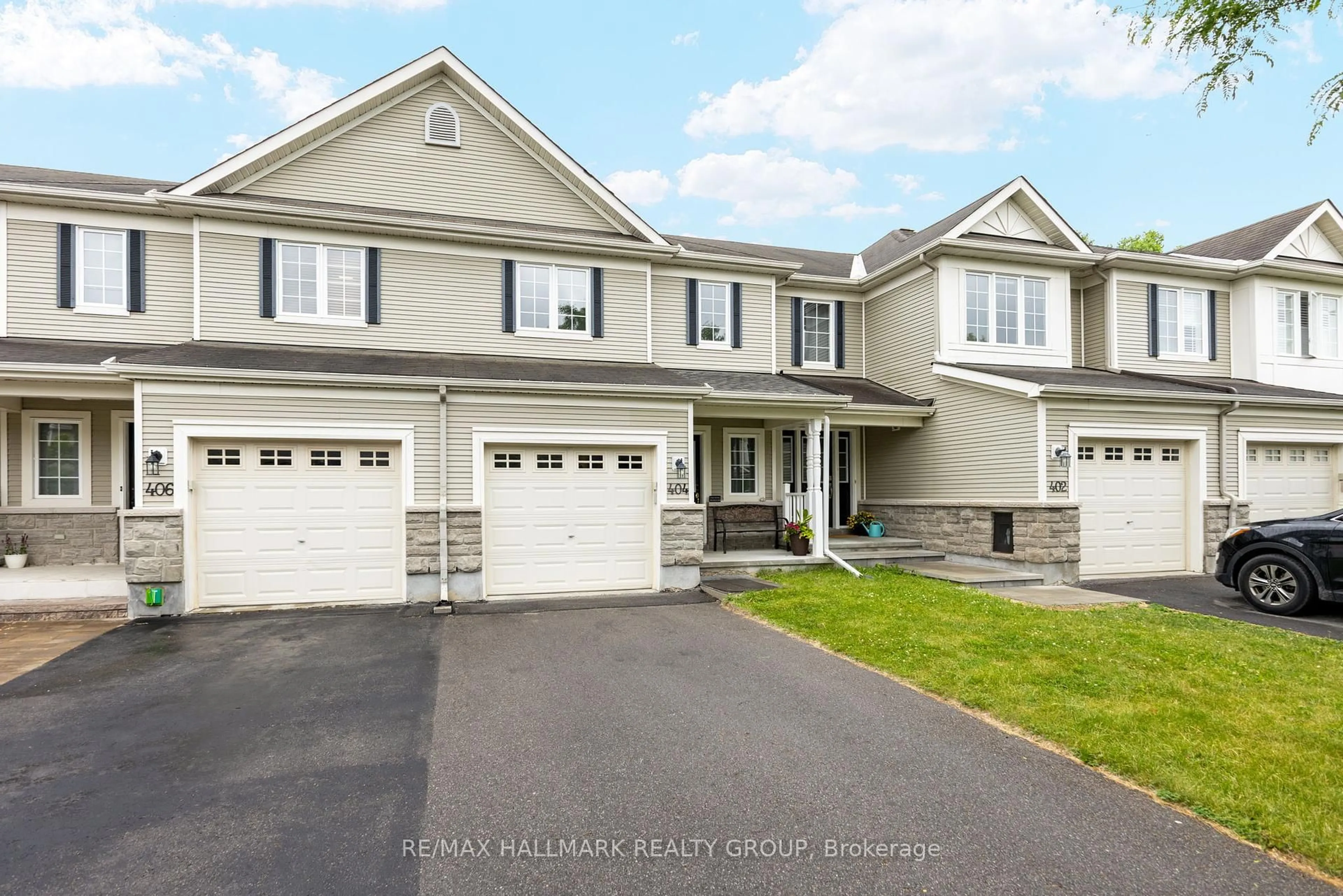 Home with vinyl exterior material, street for 404 Wisteria Cres, Ottawa Ontario K1V 0P1