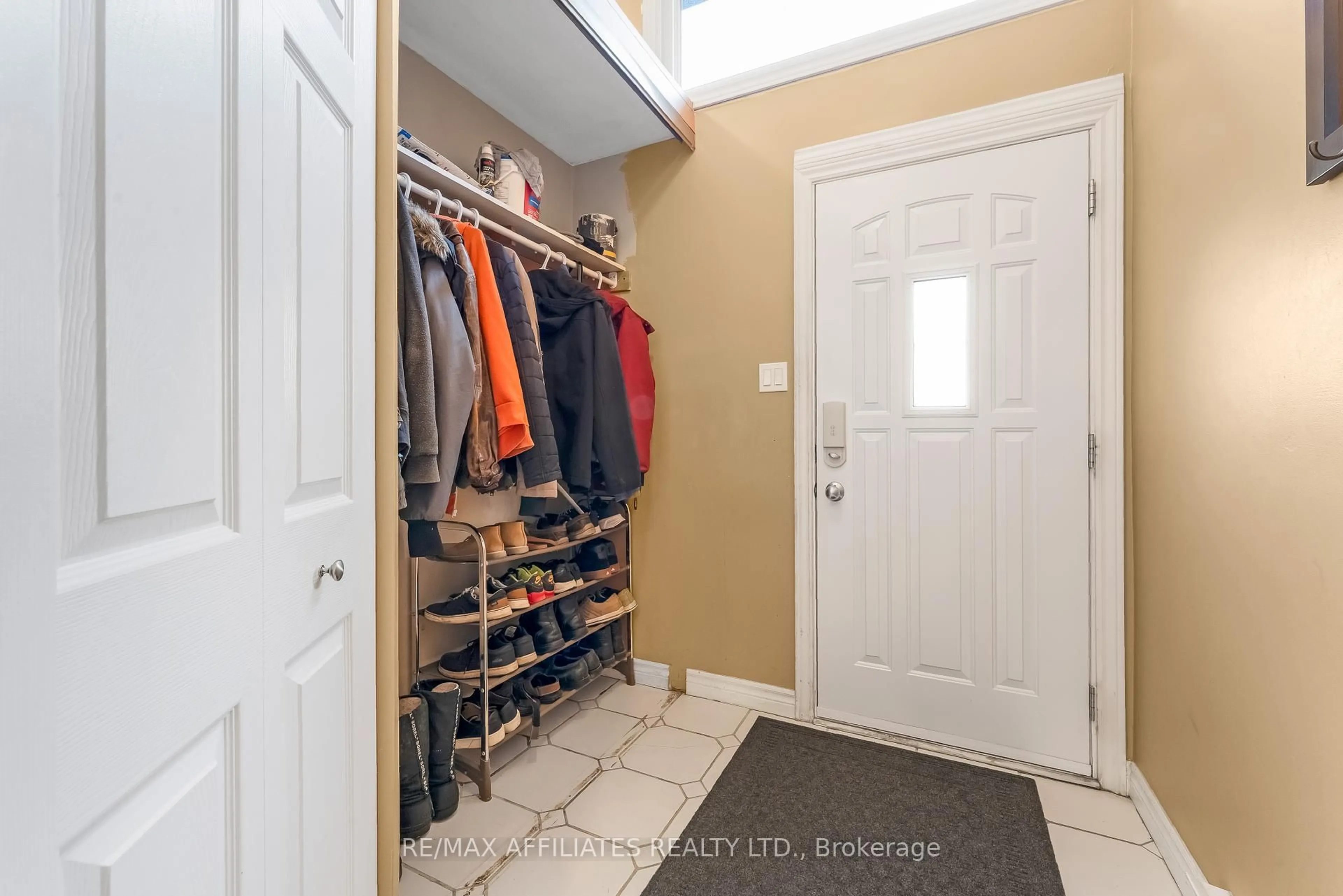 Indoor entryway for 2101 Eric Cres, Ottawa Ontario K1B 4P5