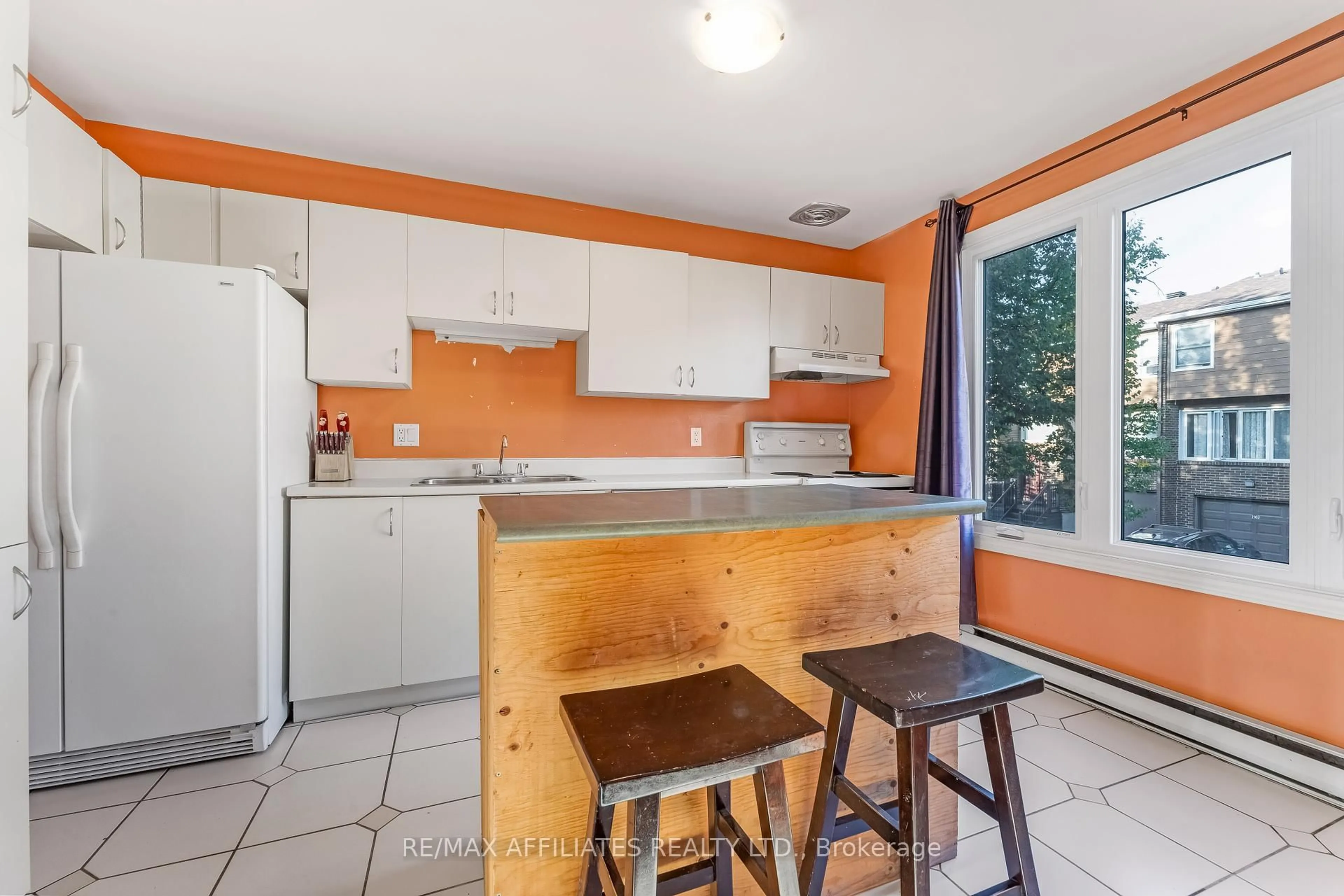 Standard kitchen, unknown for 2101 Eric Cres, Ottawa Ontario K1B 4P5