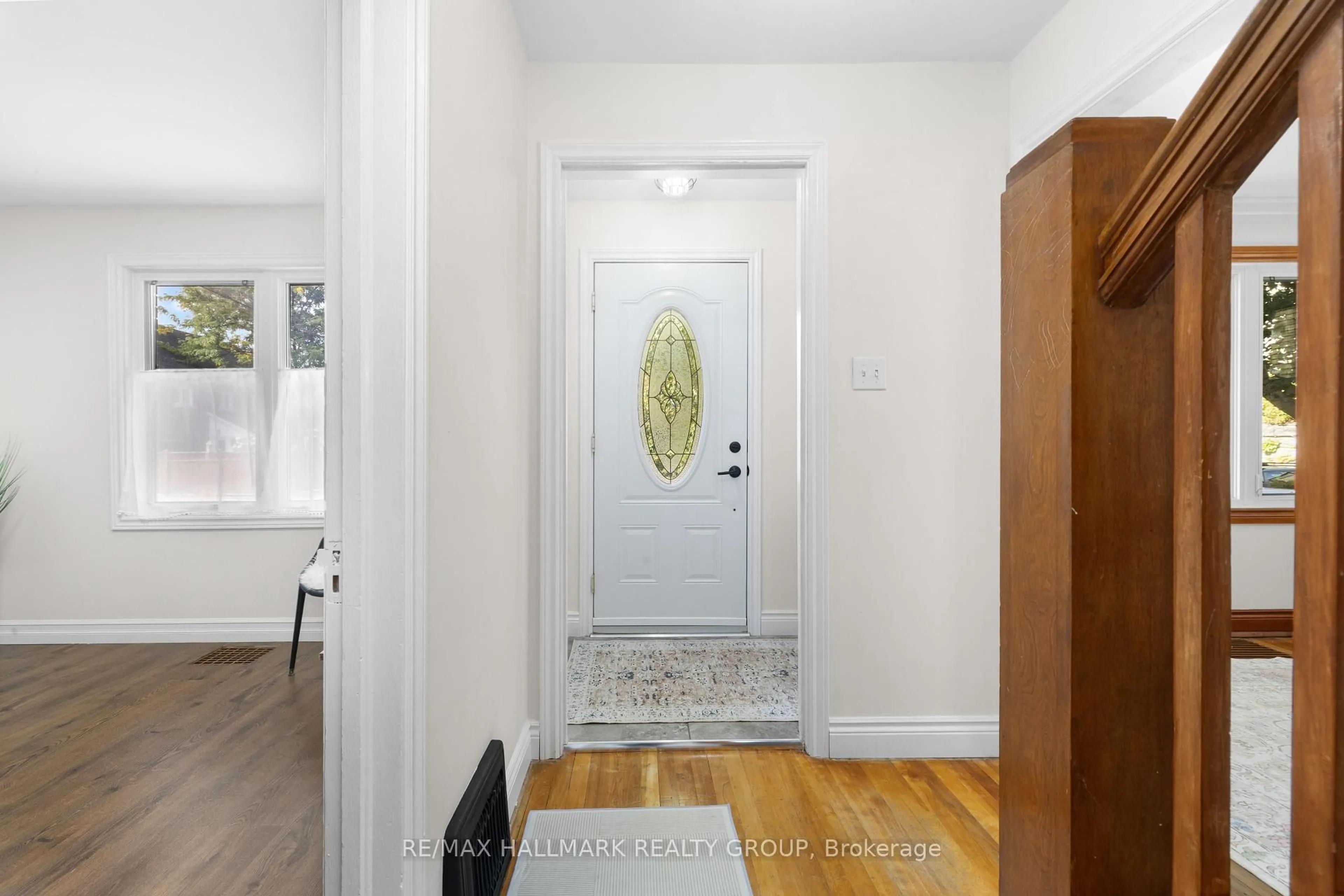 Indoor entryway for 337 Hinton Ave, Ottawa Ontario K1Y 1A4