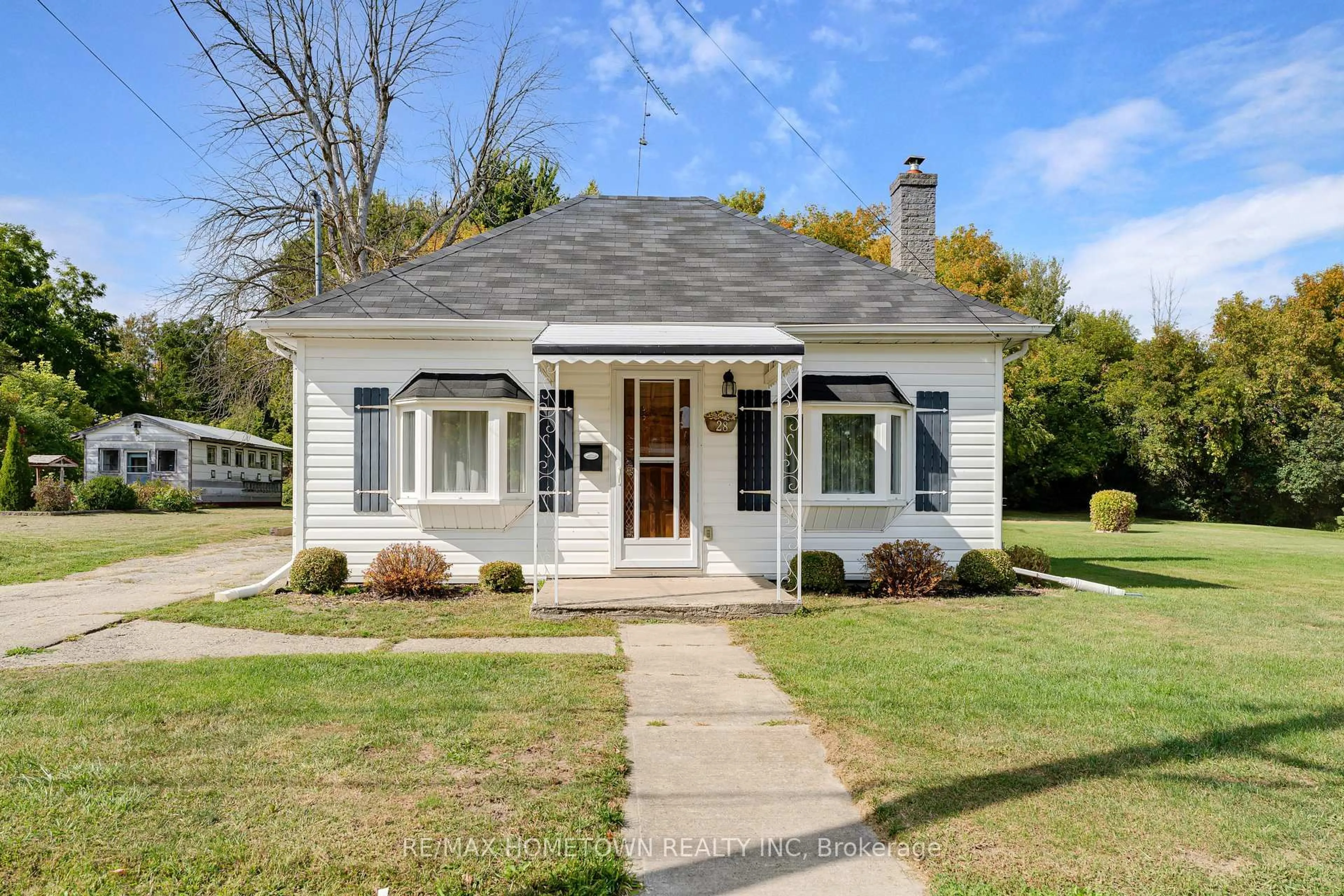 Home with vinyl exterior material, street for 28 Wiltse St, Athens Ontario K0E 1B0