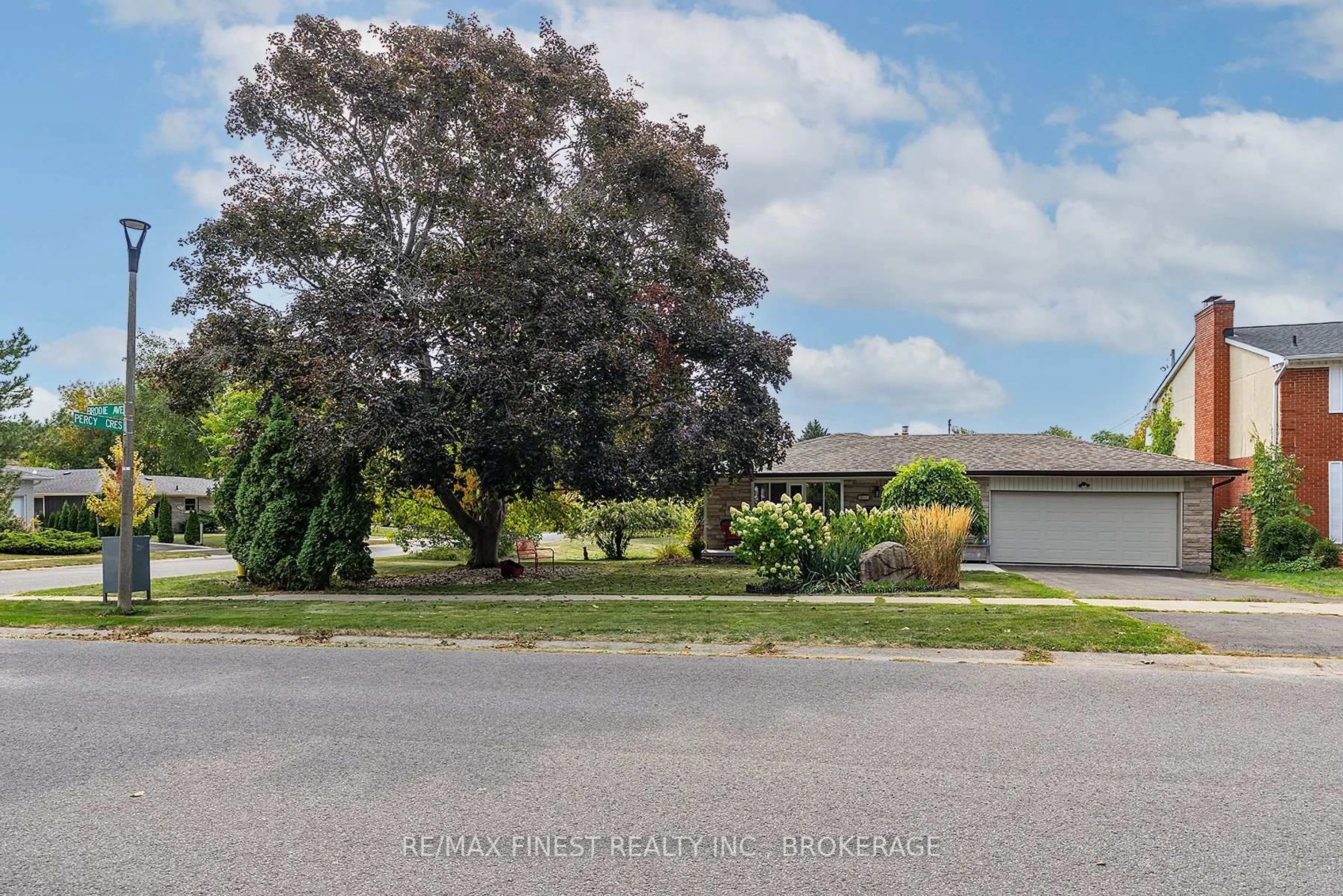 A pic from outside/outdoor area/front of a property/back of a property/a pic from drone, street for 895 Brodie Ave, Kingston Ontario K7M 4P8