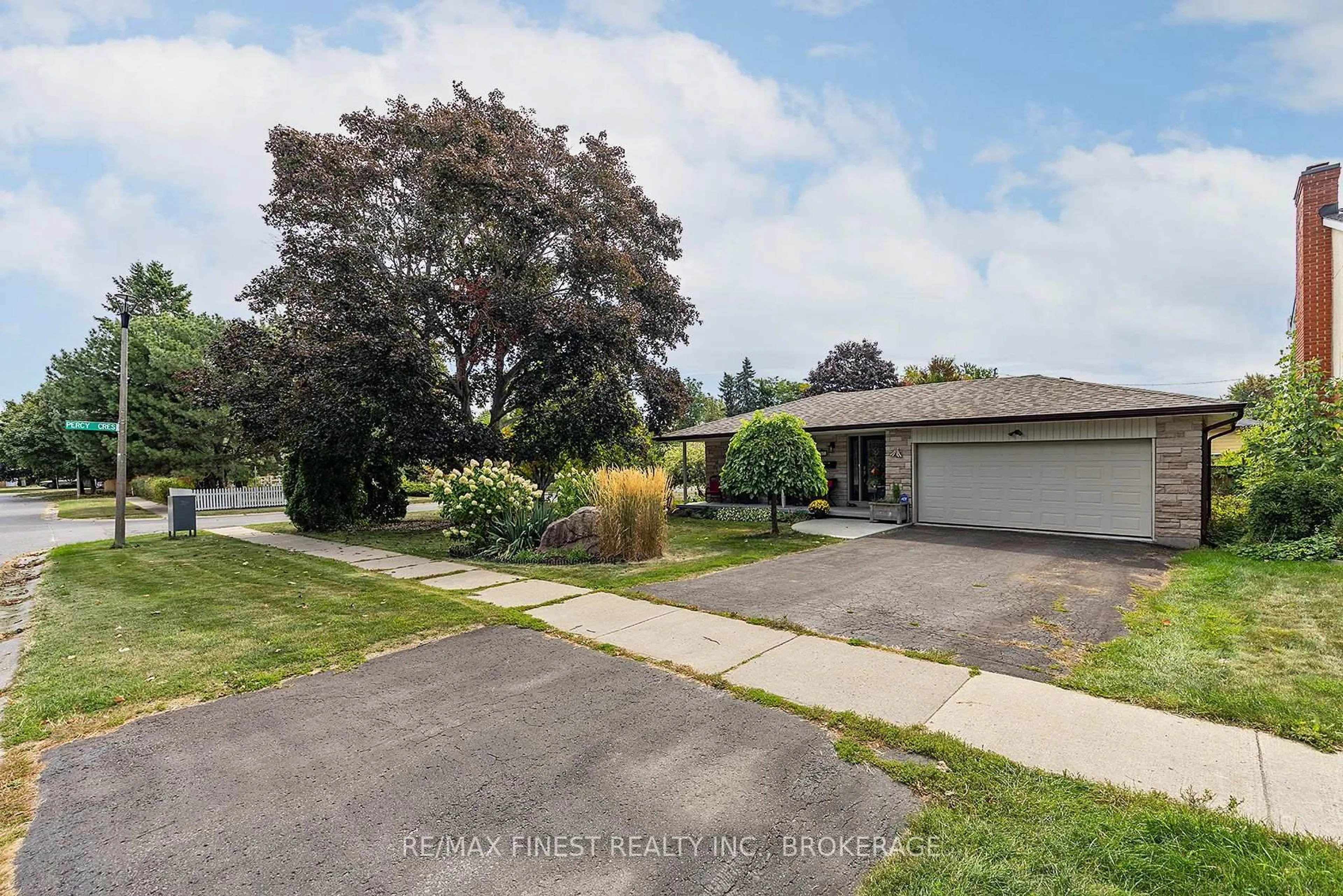 A pic from outside/outdoor area/front of a property/back of a property/a pic from drone, street for 895 Brodie Ave, Kingston Ontario K7M 4P8