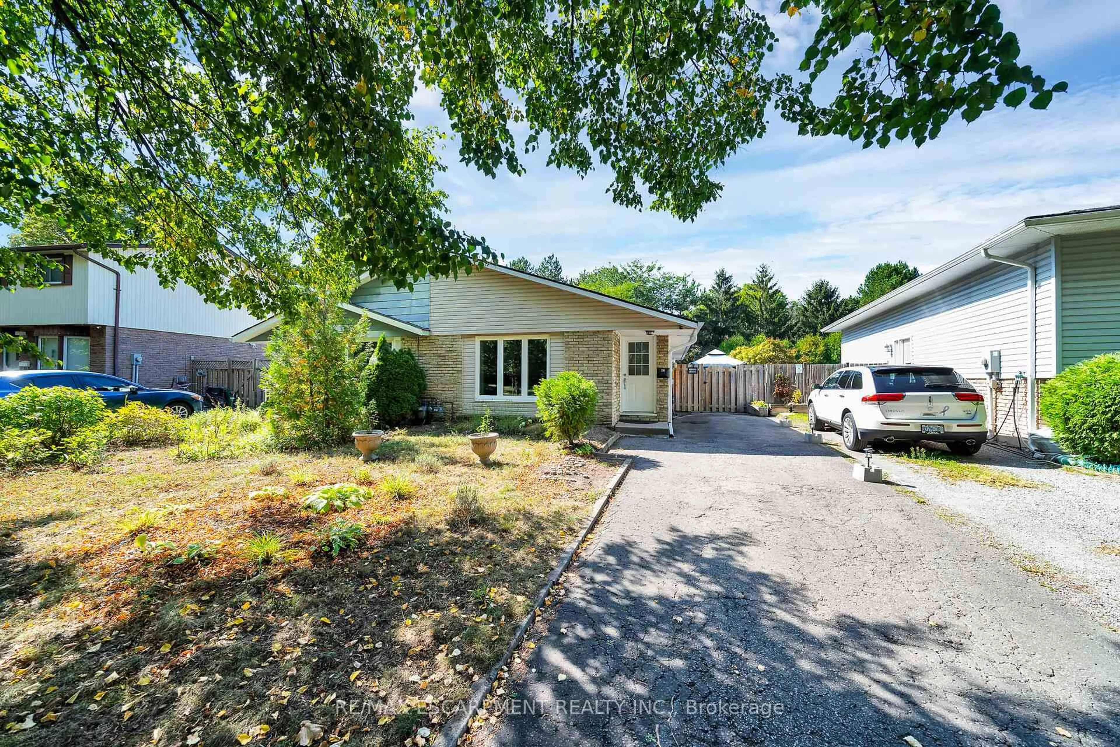 A pic from outside/outdoor area/front of a property/back of a property/a pic from drone, street for 43 Elma St, St. Catharines Ontario L2N 6Z2