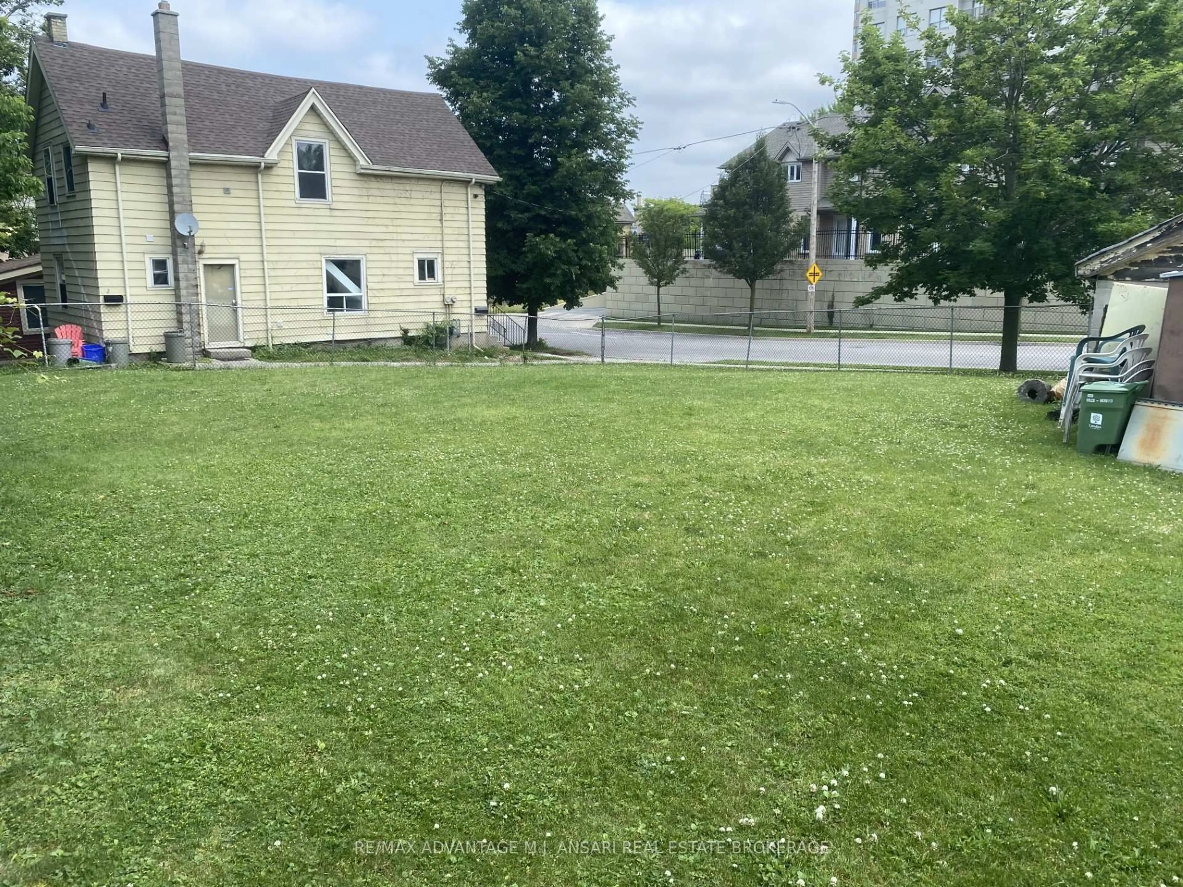 A pic from outside/outdoor area/front of a property/back of a property/a pic from drone, street for 162-164 MILL St, London East Ontario N6A 1P6